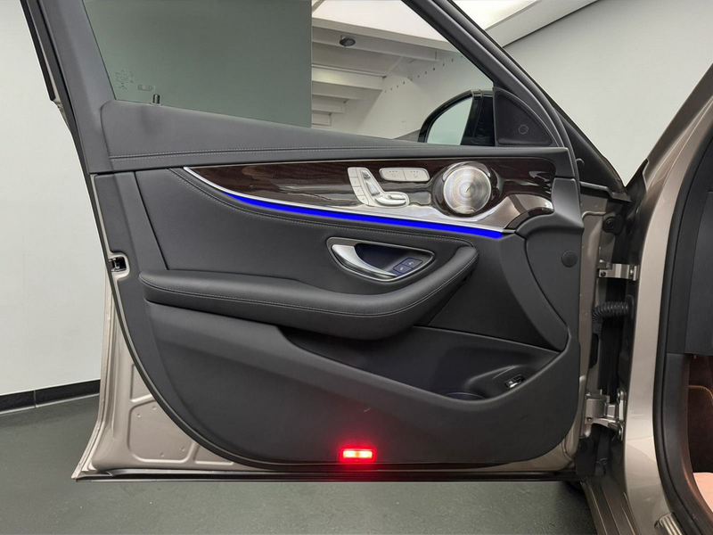 Mercedes-Benz E 450 4M AMG LINE*PANO*AIRM*KEYL*SOFTCL*MEGAVOLL — photo 8