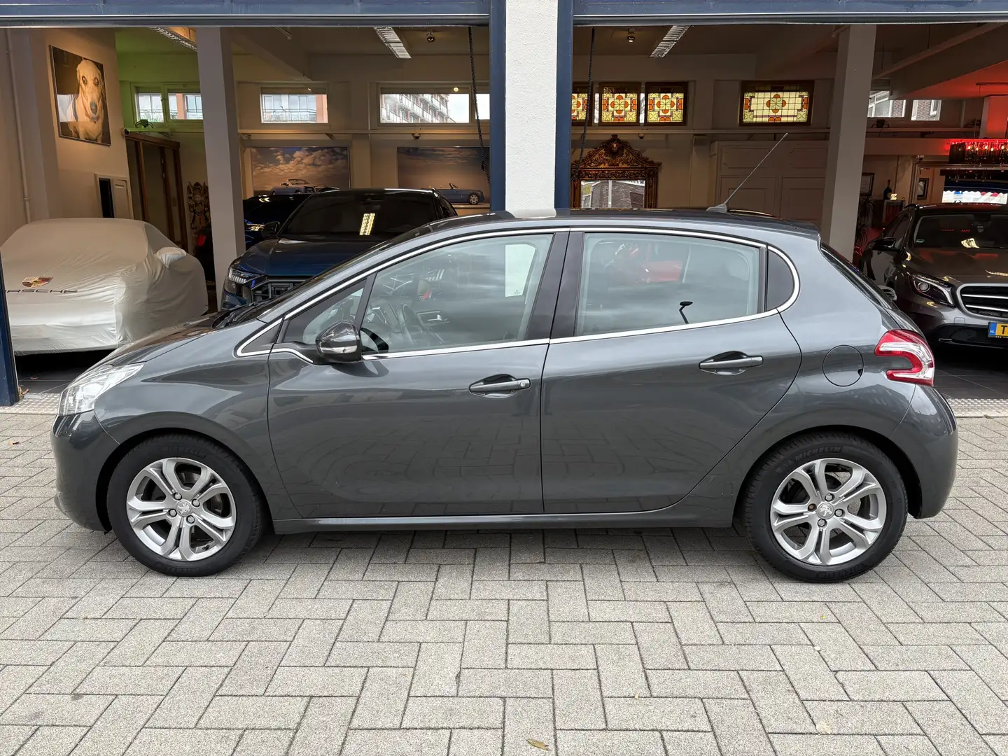 Peugeot 208 1.2 VTi Allure NAVI/CLIMA/CRUISE/TELEFOON Gris - 2