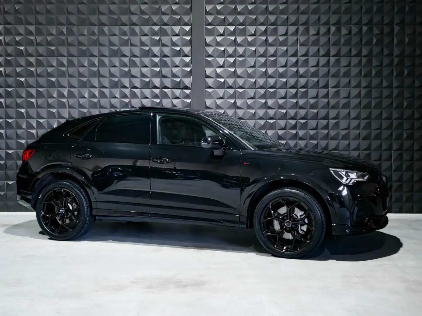 Audi Q3 Sportback 45 TFSI e S line | Pano | All Black | 20 Schwarz - 2