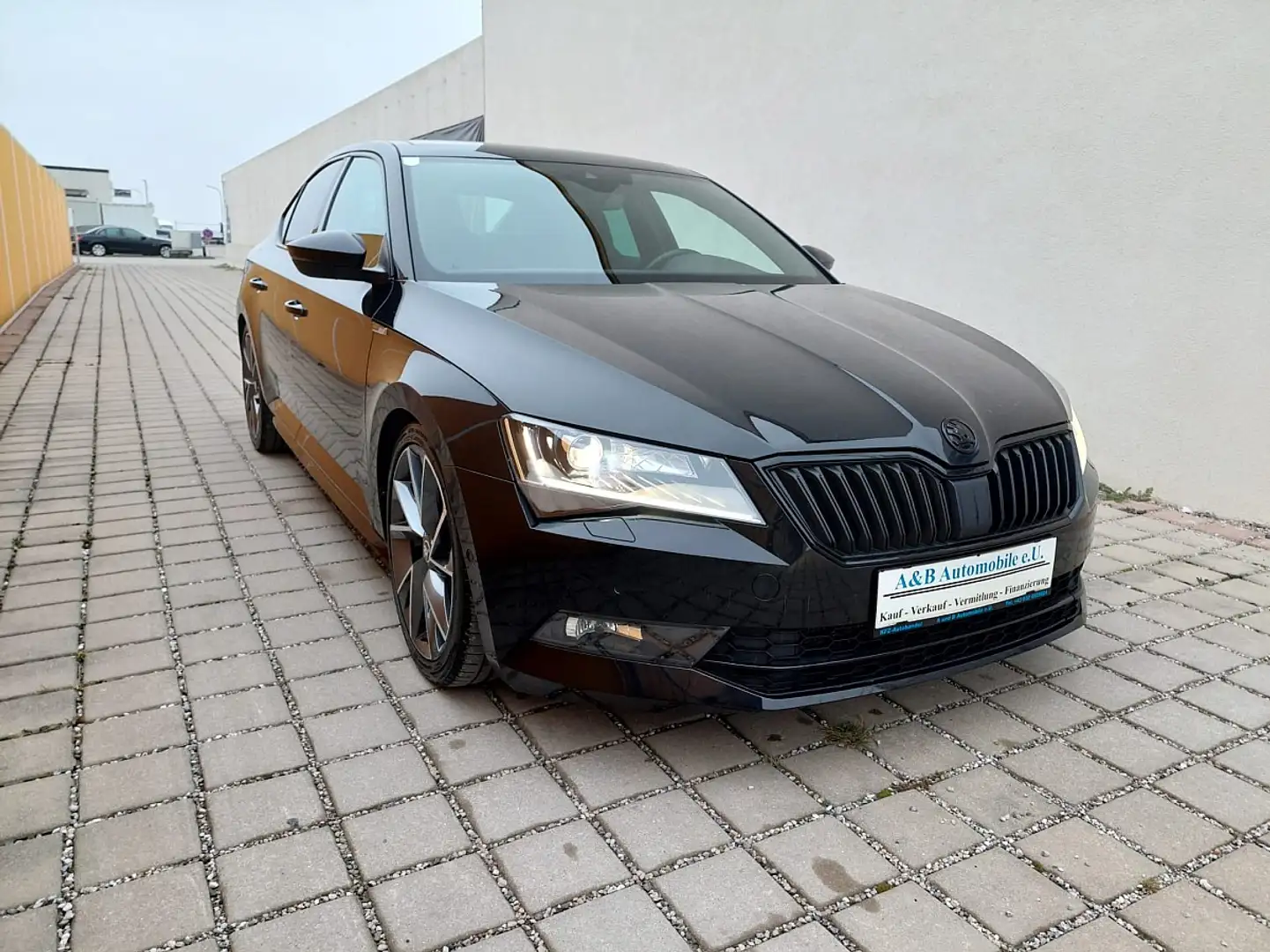Skoda Superb 2,0 TDI Sportline Finanzierung möglich Zwart - 2