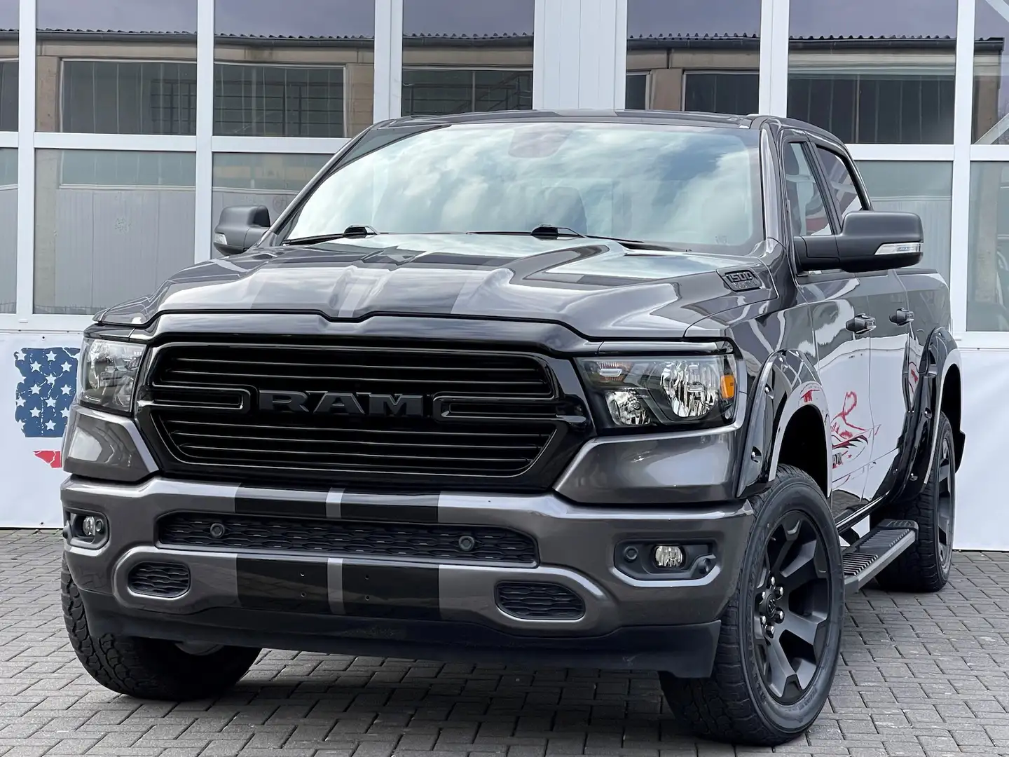 Dodge RAM 1500 Bighorn 5,7 4x4 Offroad Mwst. Leder PDC Grau - 1