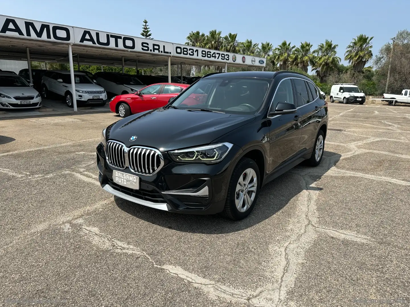 BMW X1 sDrive18d SPORT Zwart - 1