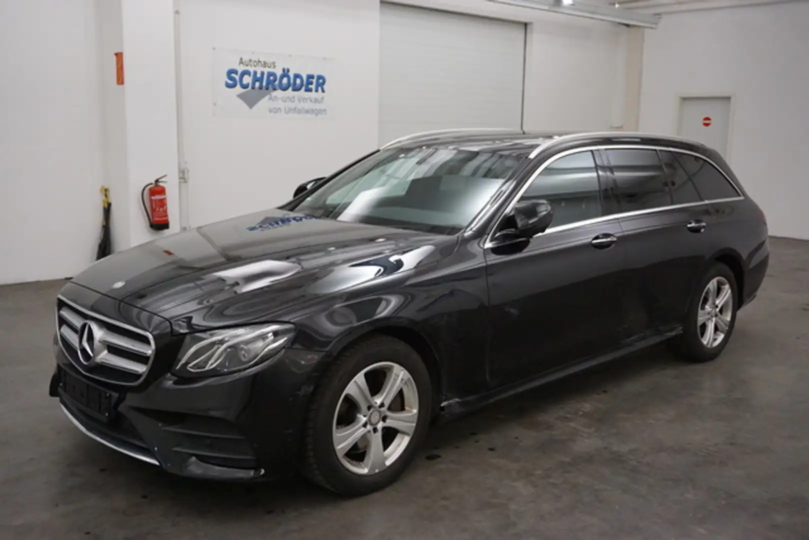 Mercedes-Benz E 220 d T AMG-Line *360°-Kam.*Panorama*SHZ* Noir - 2