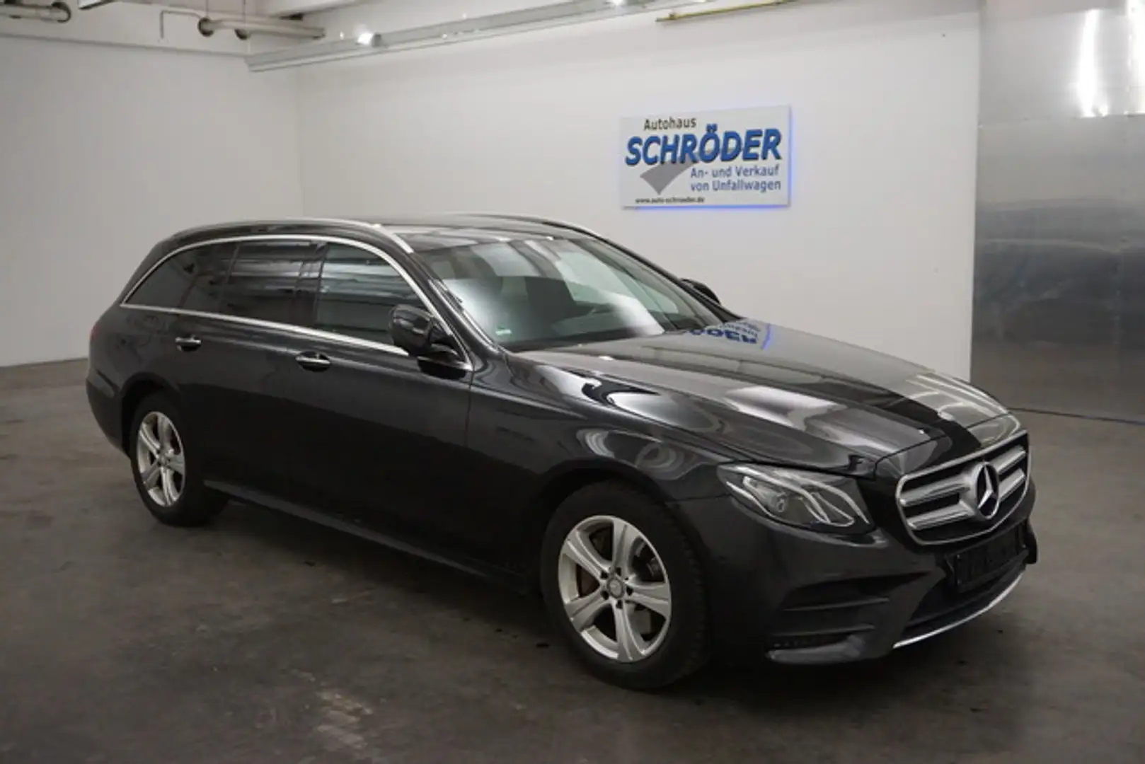 Mercedes-Benz E 220 d T AMG-Line *360°-Kam.*Panorama*SHZ* Noir - 1