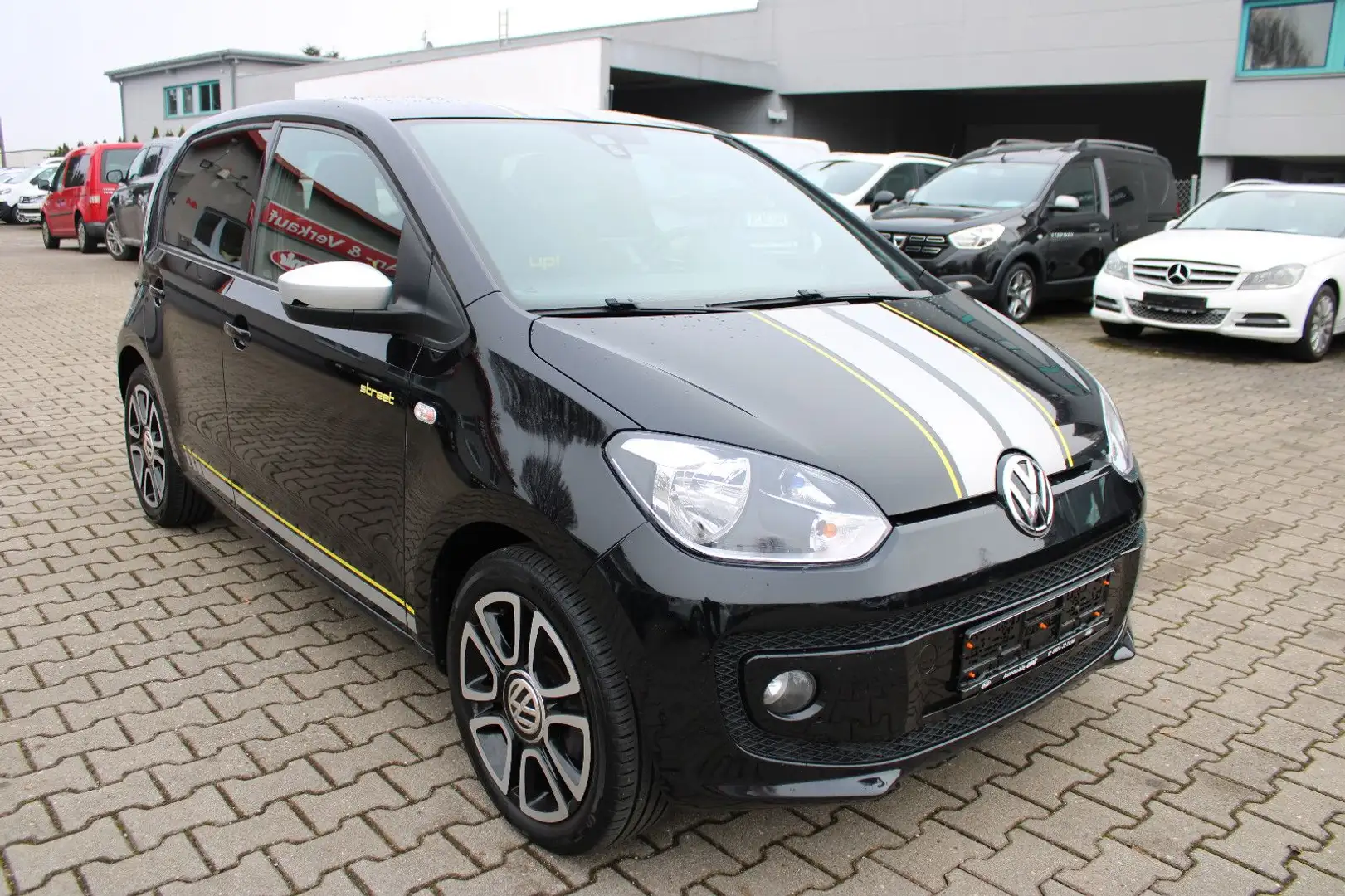 Volkswagen up! 1.0 street Navi,PDC,SHZ,Bluetooth Schwarz - 2