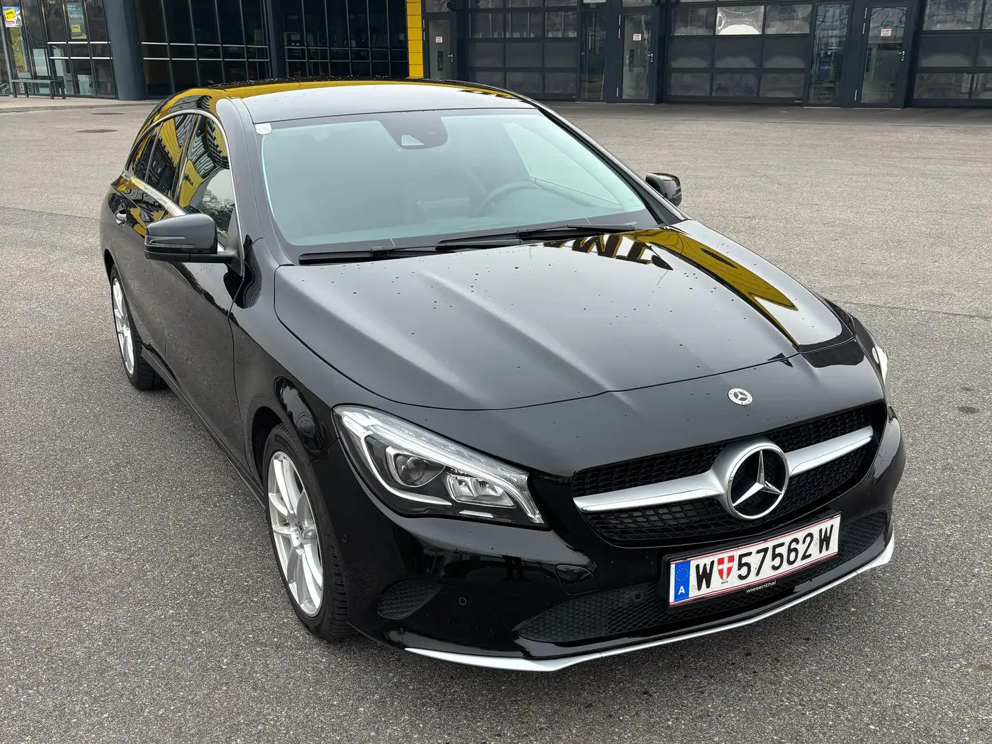 Mercedes-Benz CLA 180 CLA 180 d Shooting Brake Schwarz - 1