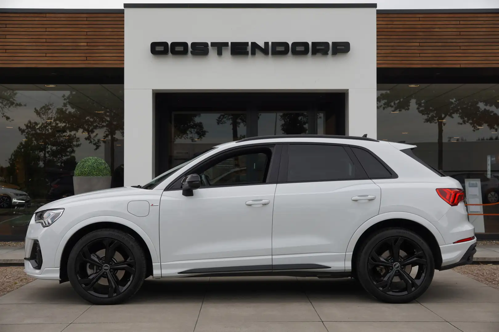 Audi Q3 45TFSIe/245pk S-Line|2023|20"Blackstyle|Matrix-LED Wit - 1