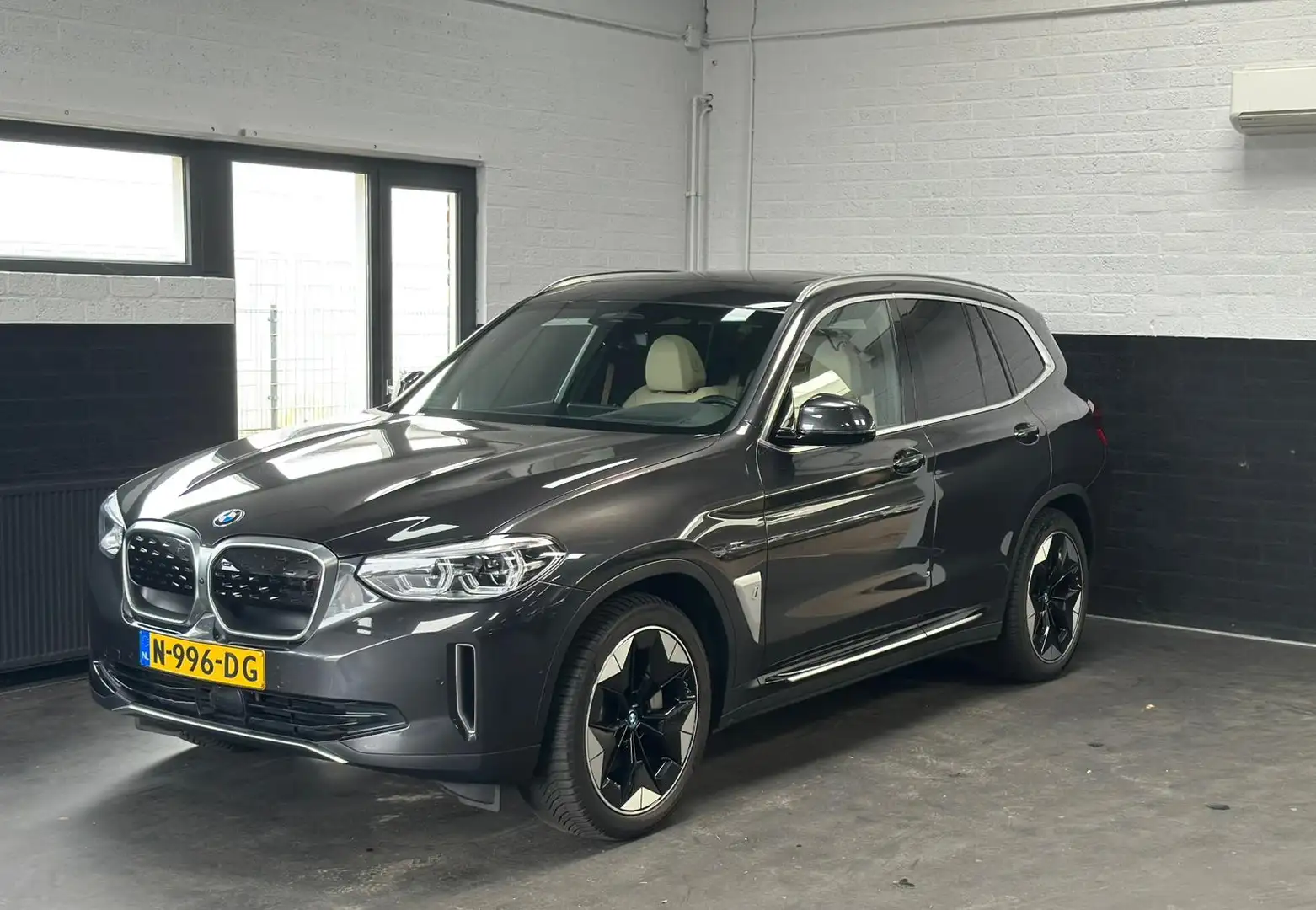 BMW iX3 High Executive 80 kWh | Leder | Sportstoelen | Pan Grijs - 2