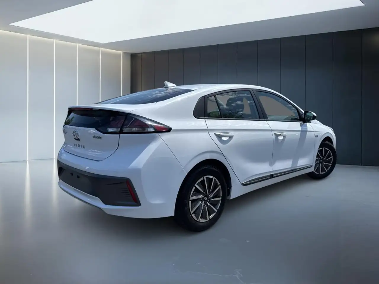 Hyundai IONIQ photo Hyundai IONIQ
