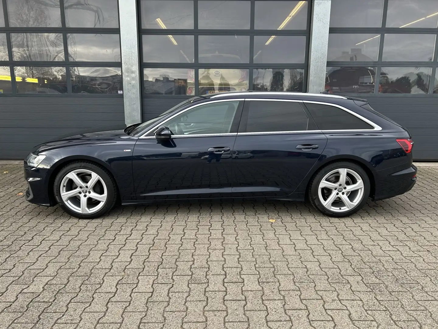 Audi A6 Avant 40 TDI 204pk S-tronic Sport S-Line Edition Blau - 2