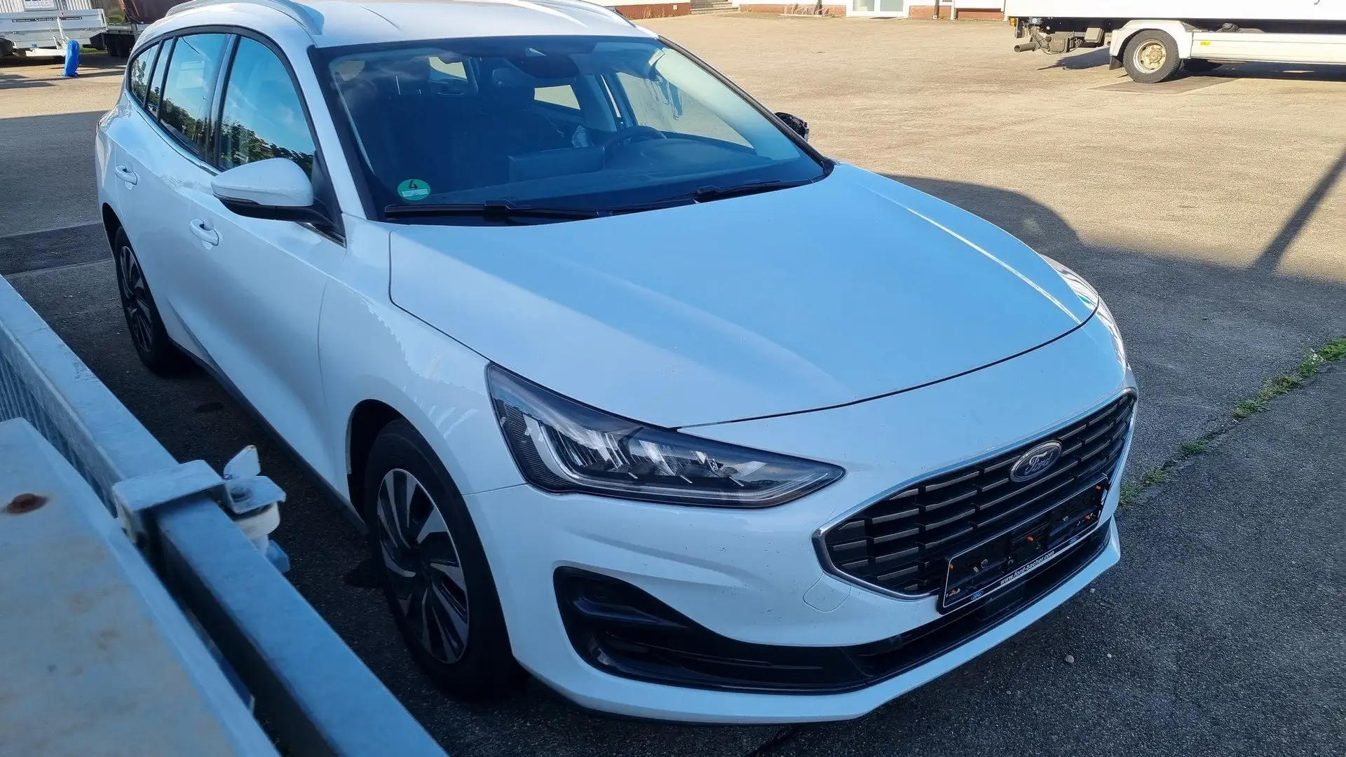 Ford Focus TitaniumEuro6eRückfahrkameraNAVI PDC AHK %MWST% Weiß - 1