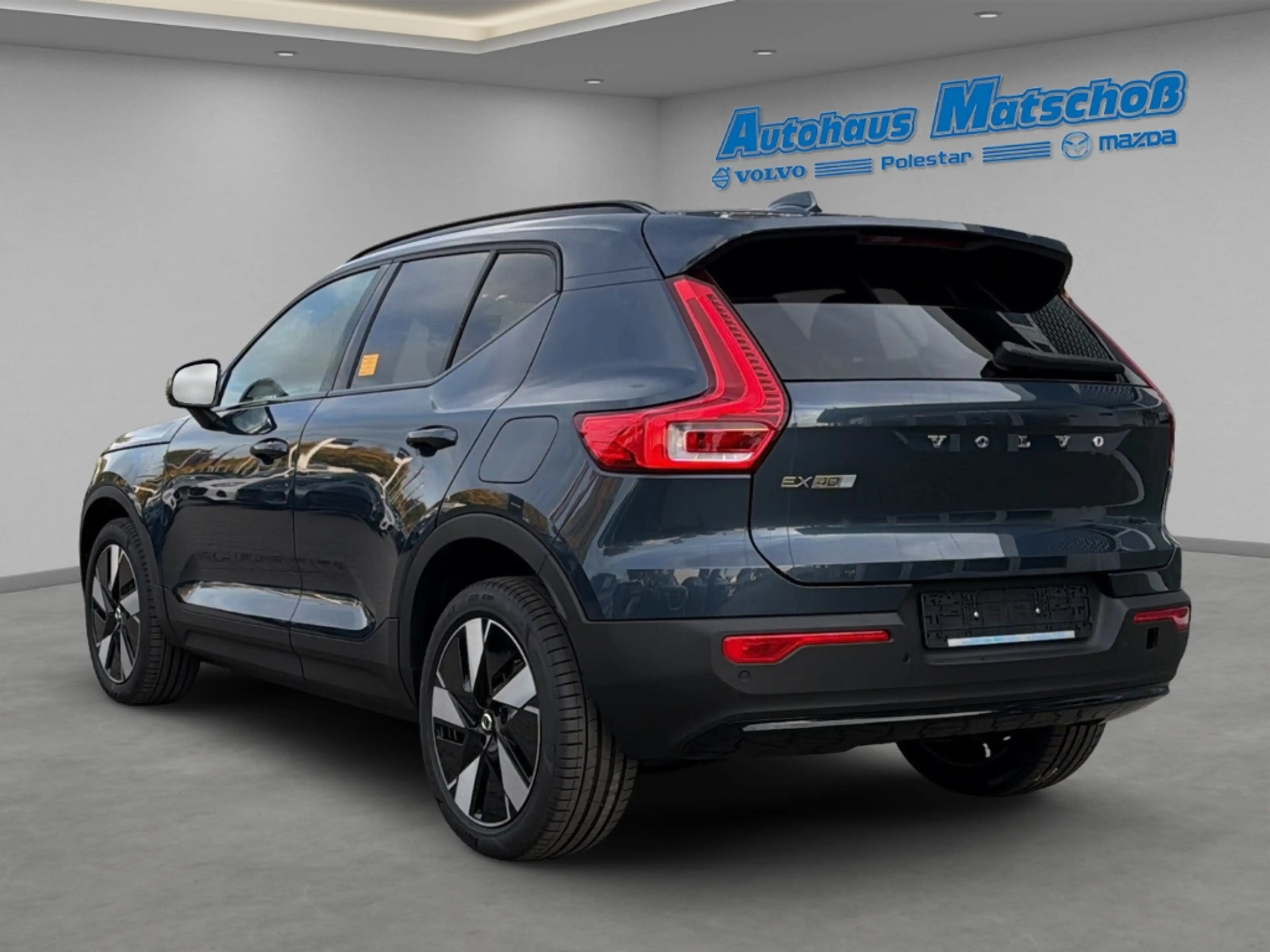 Volvo EX40 Plus Single Motor Extended Range StandHZG AHK Digi — photo 3