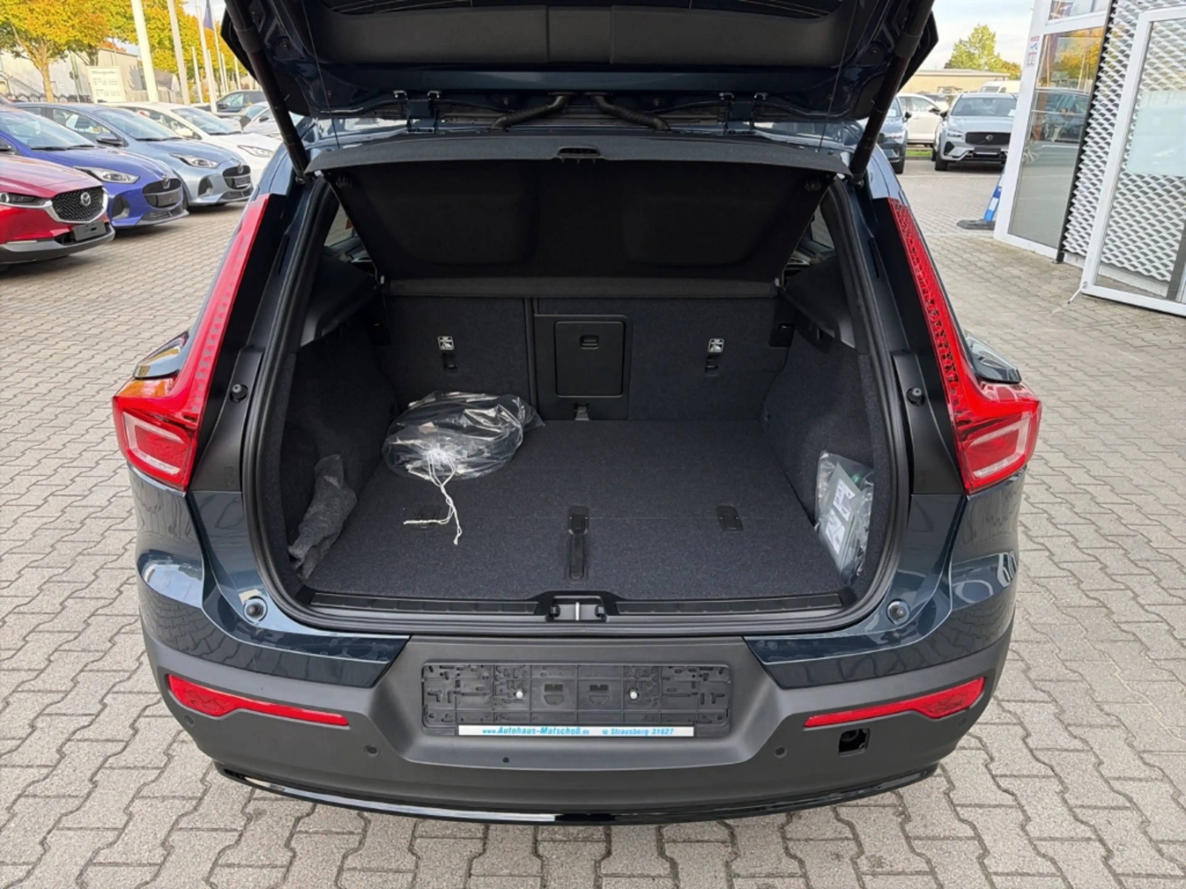 Volvo EX40 Plus Single Motor Extended Range StandHZG AHK Digi — photo 14