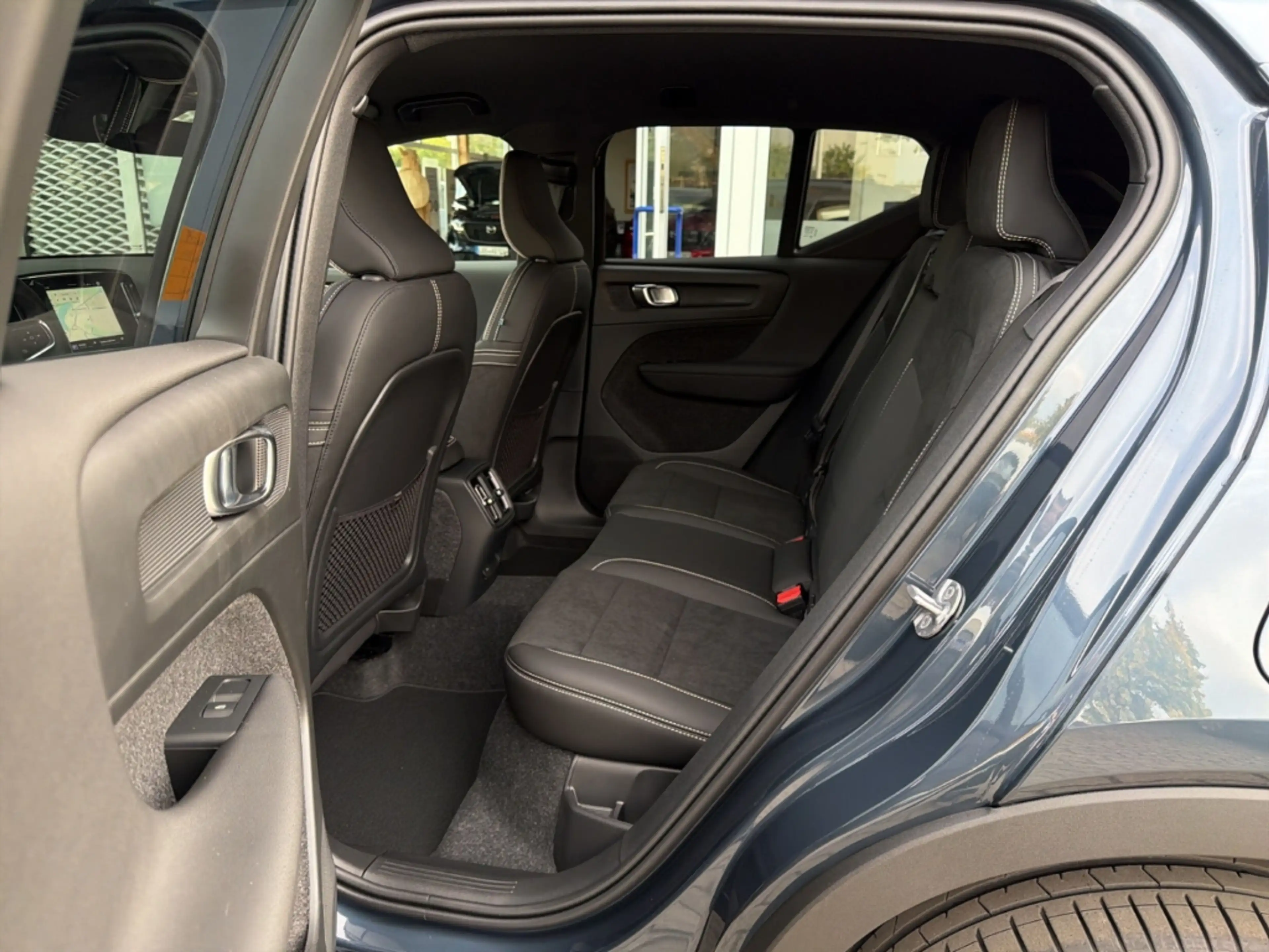 Volvo EX40 Plus Single Motor Extended Range StandHZG AHK Digi — photo 13