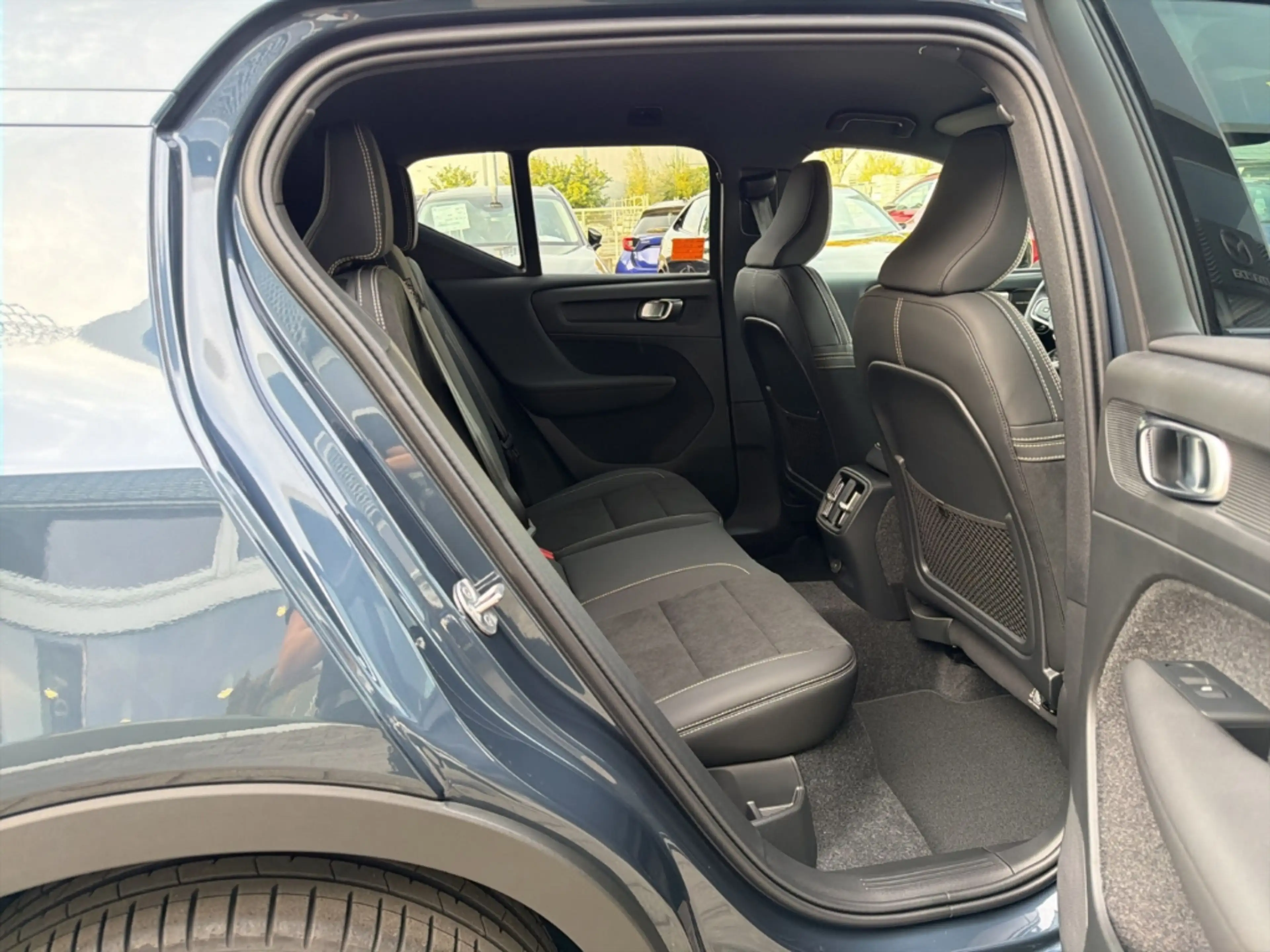 Volvo EX40 Plus Single Motor Extended Range StandHZG AHK Digi — photo 15