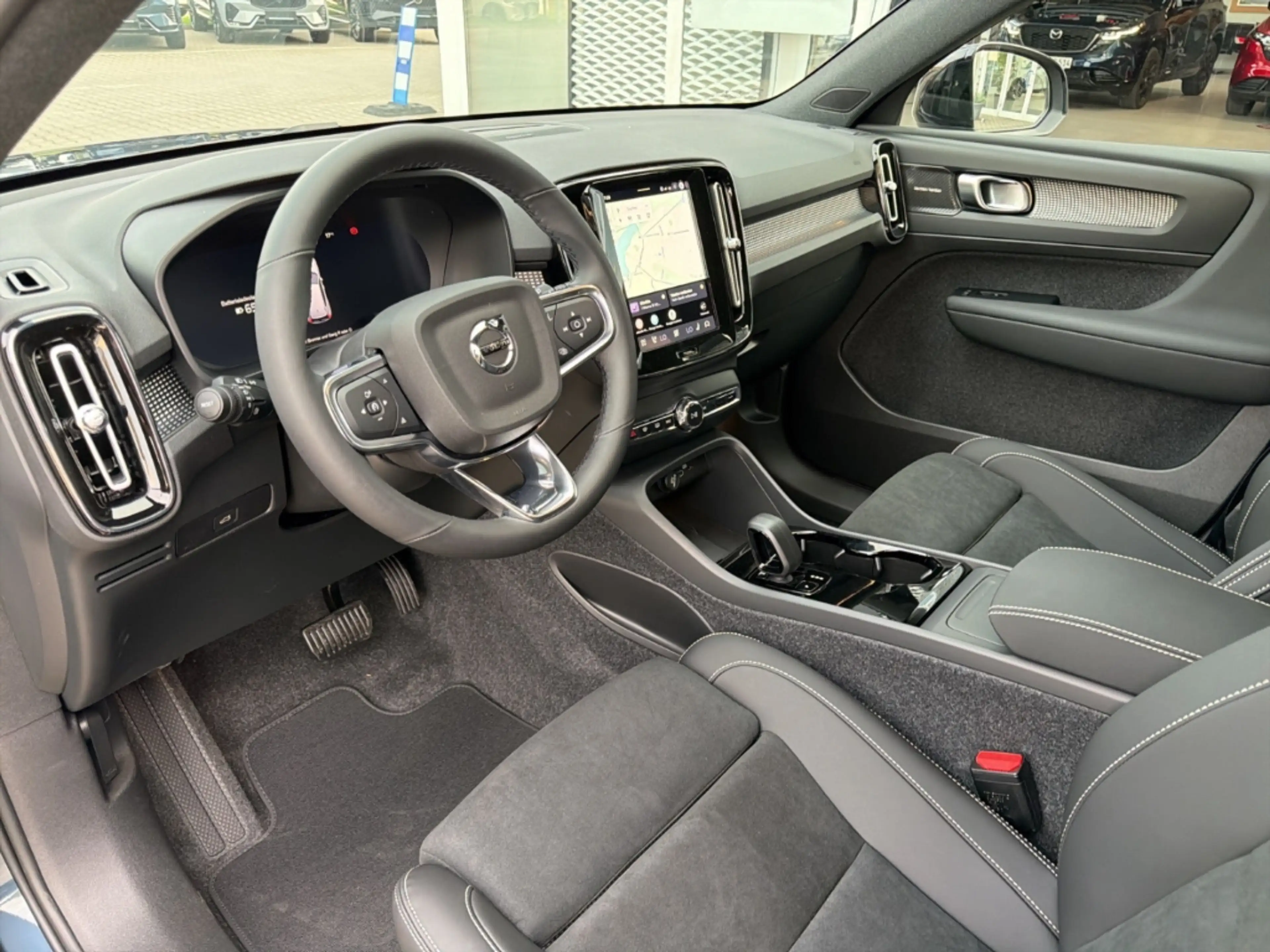 Volvo EX40 Plus Single Motor Extended Range StandHZG AHK Digi — photo 11