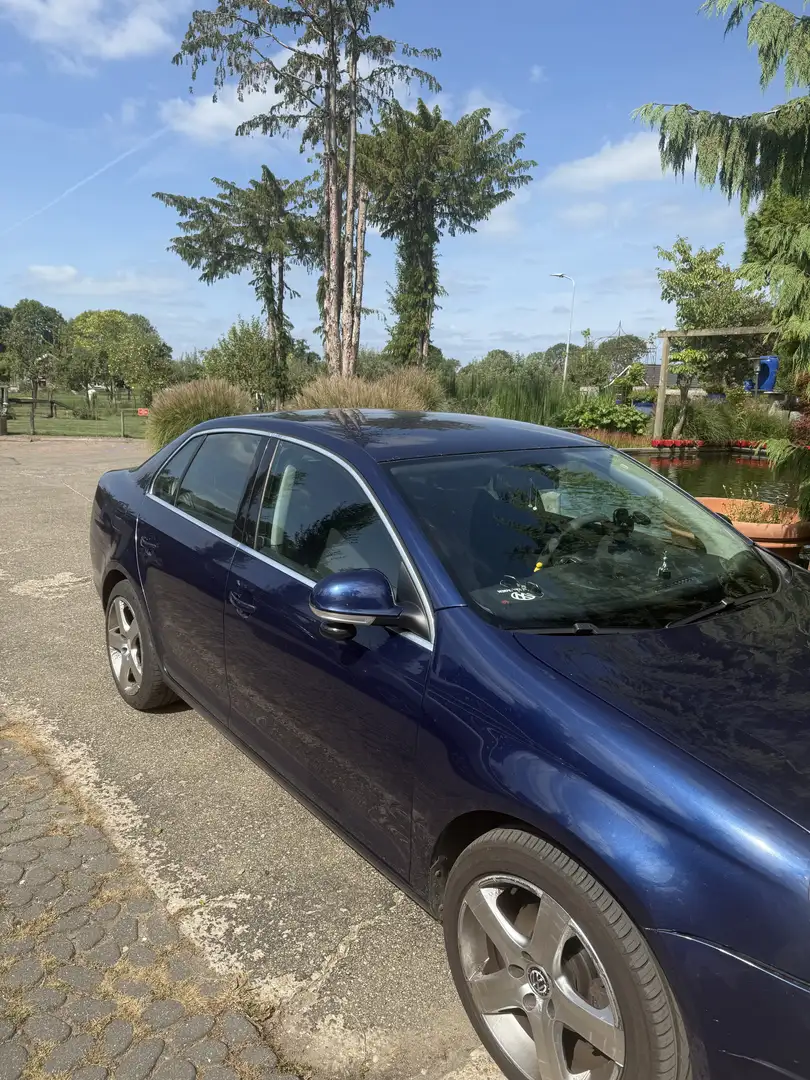 Volkswagen Jetta 1.6 FSI Trendline - 2