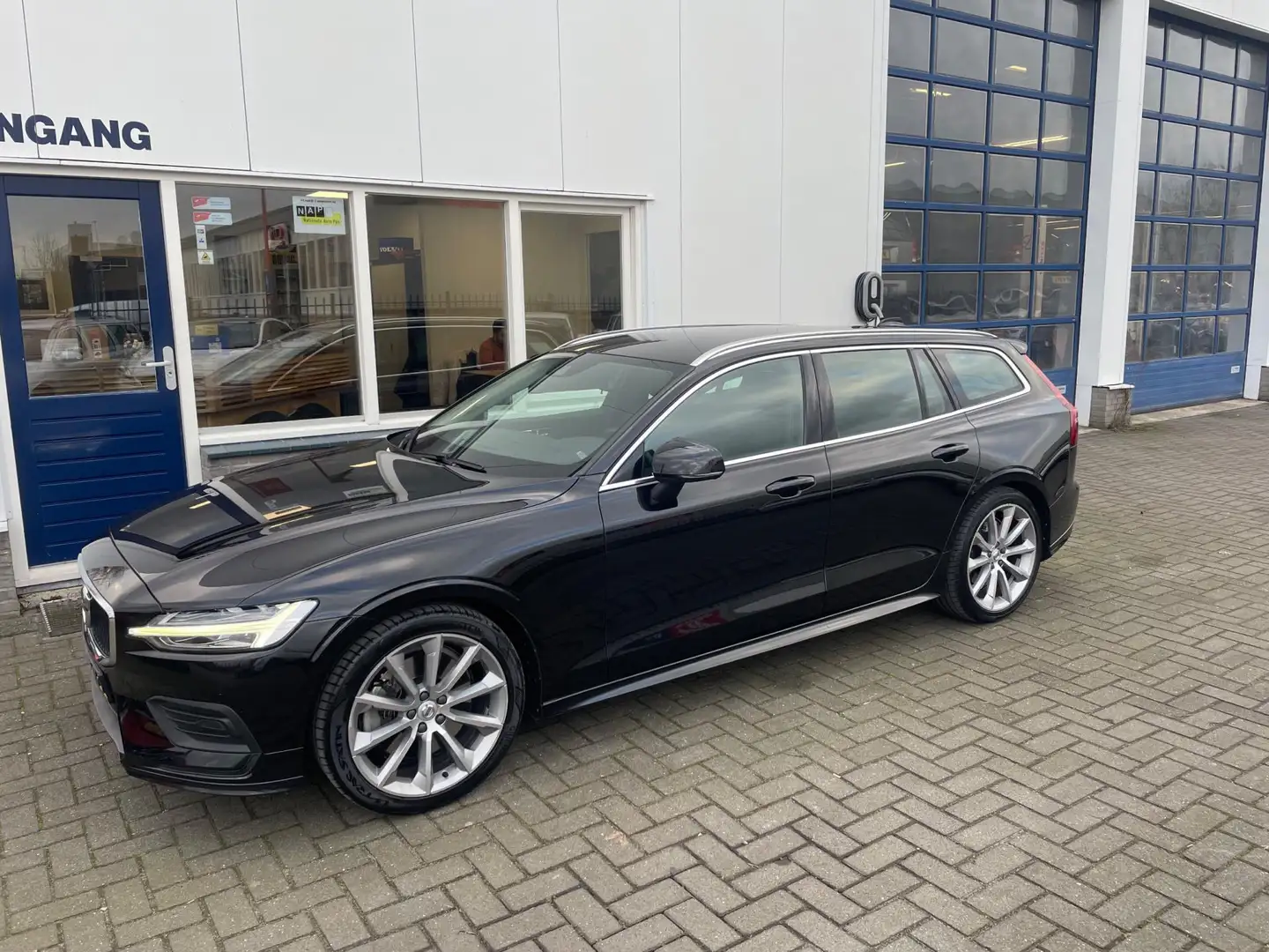 Volvo V60 2.0 T5 Momentum Schwarz - 2