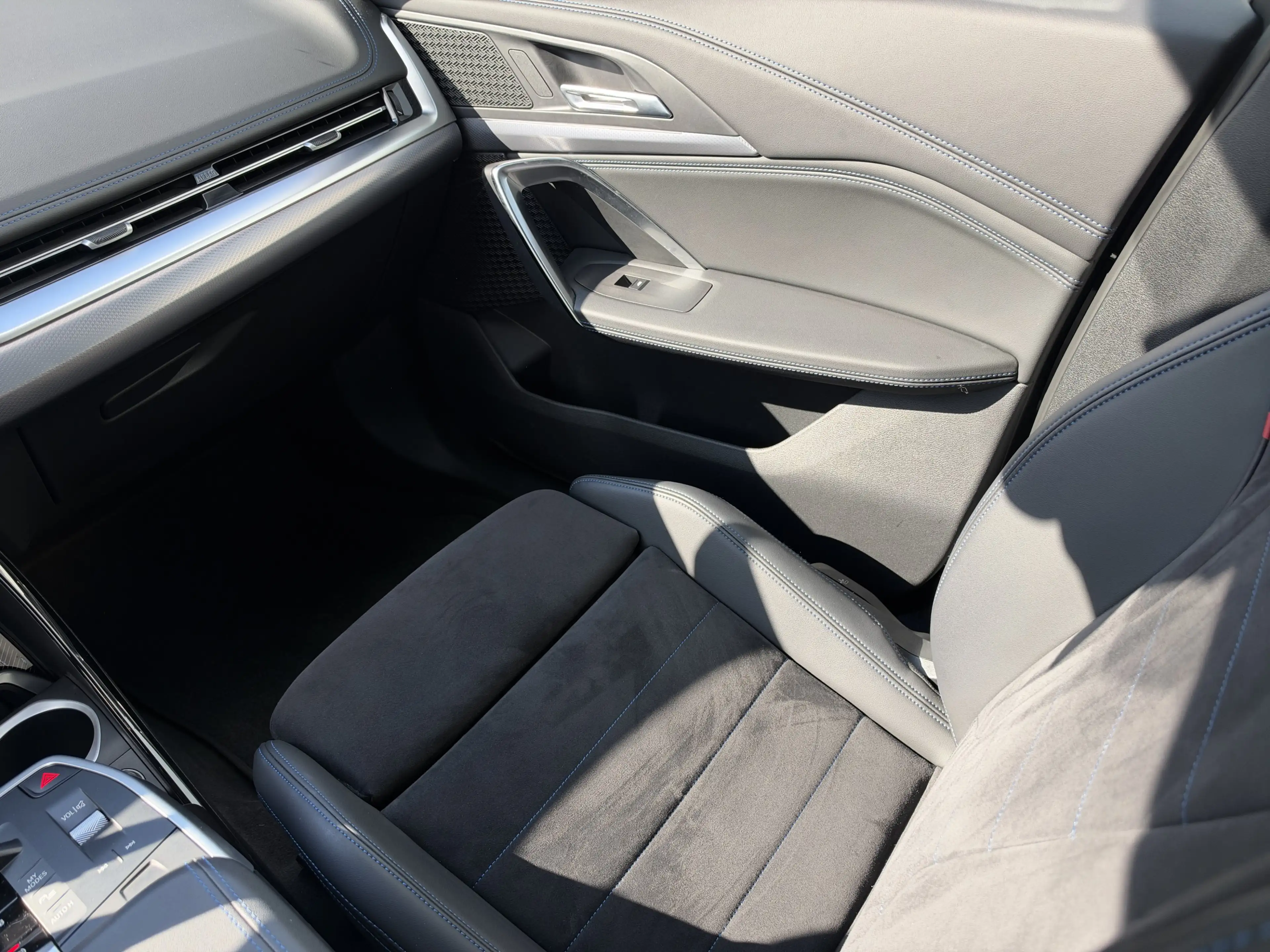BMW iX1 xDrive30 — photo 9