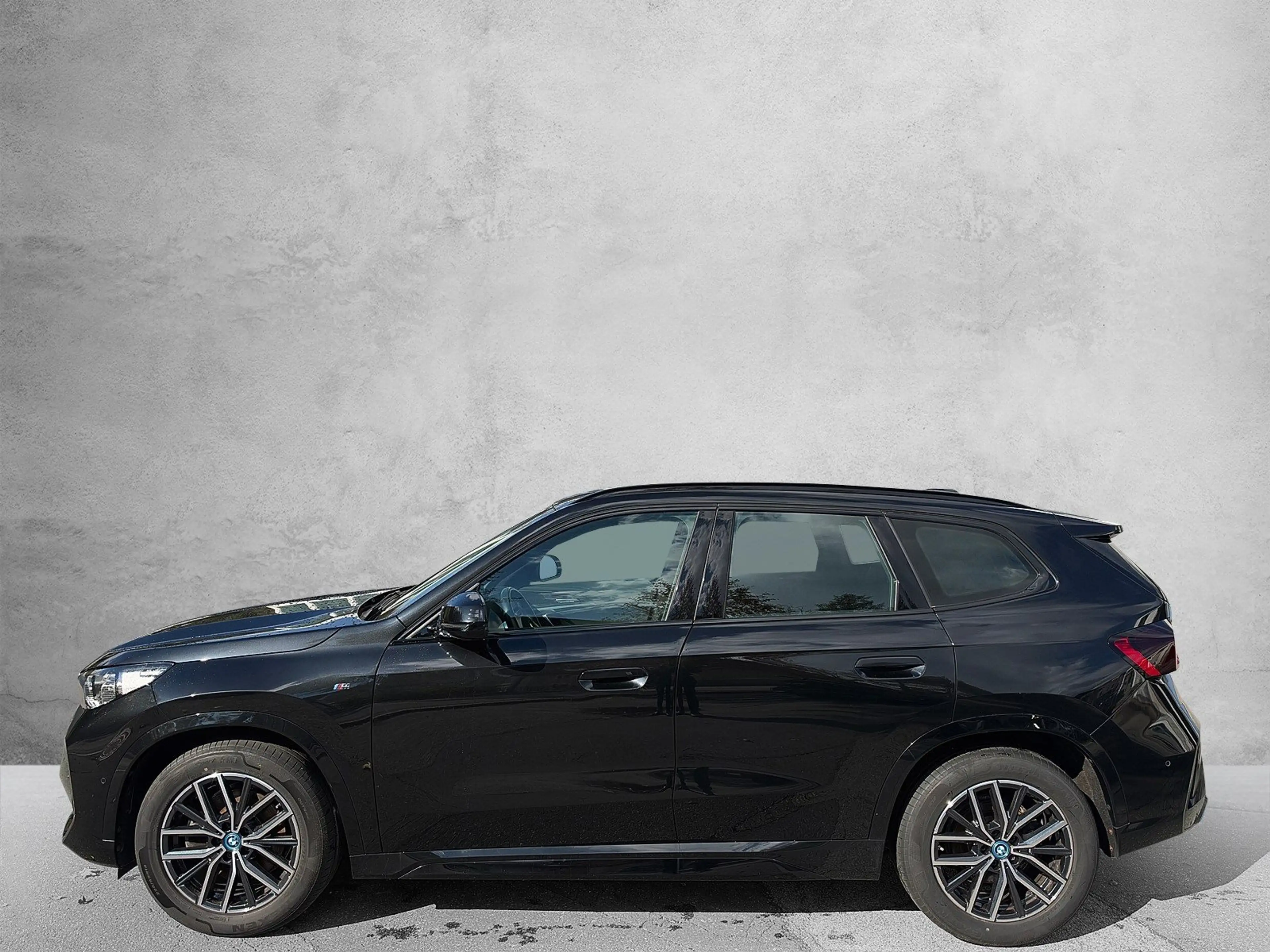 BMW iX1 xDrive30 — photo 3