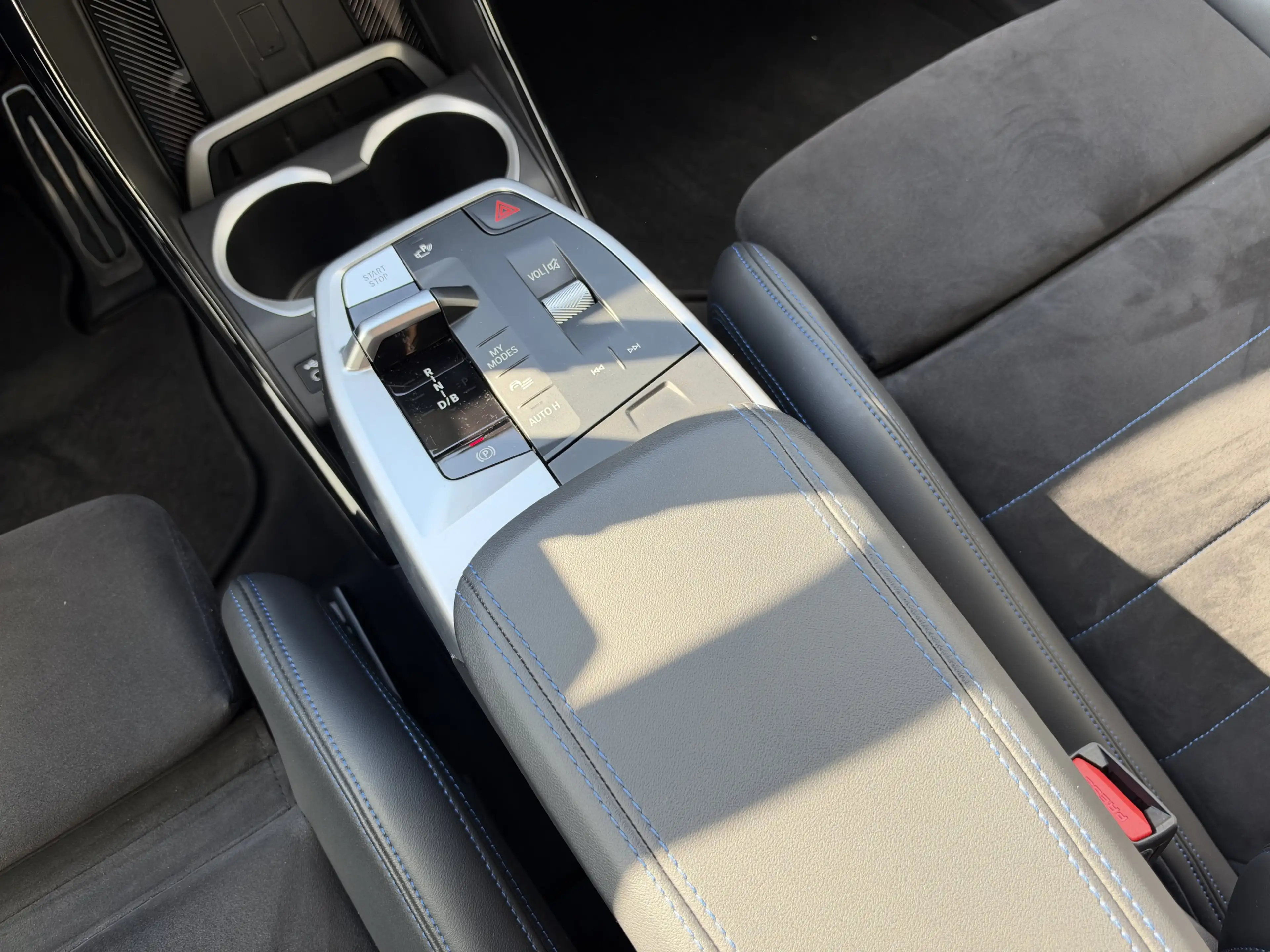 BMW iX1 xDrive30 — photo 8