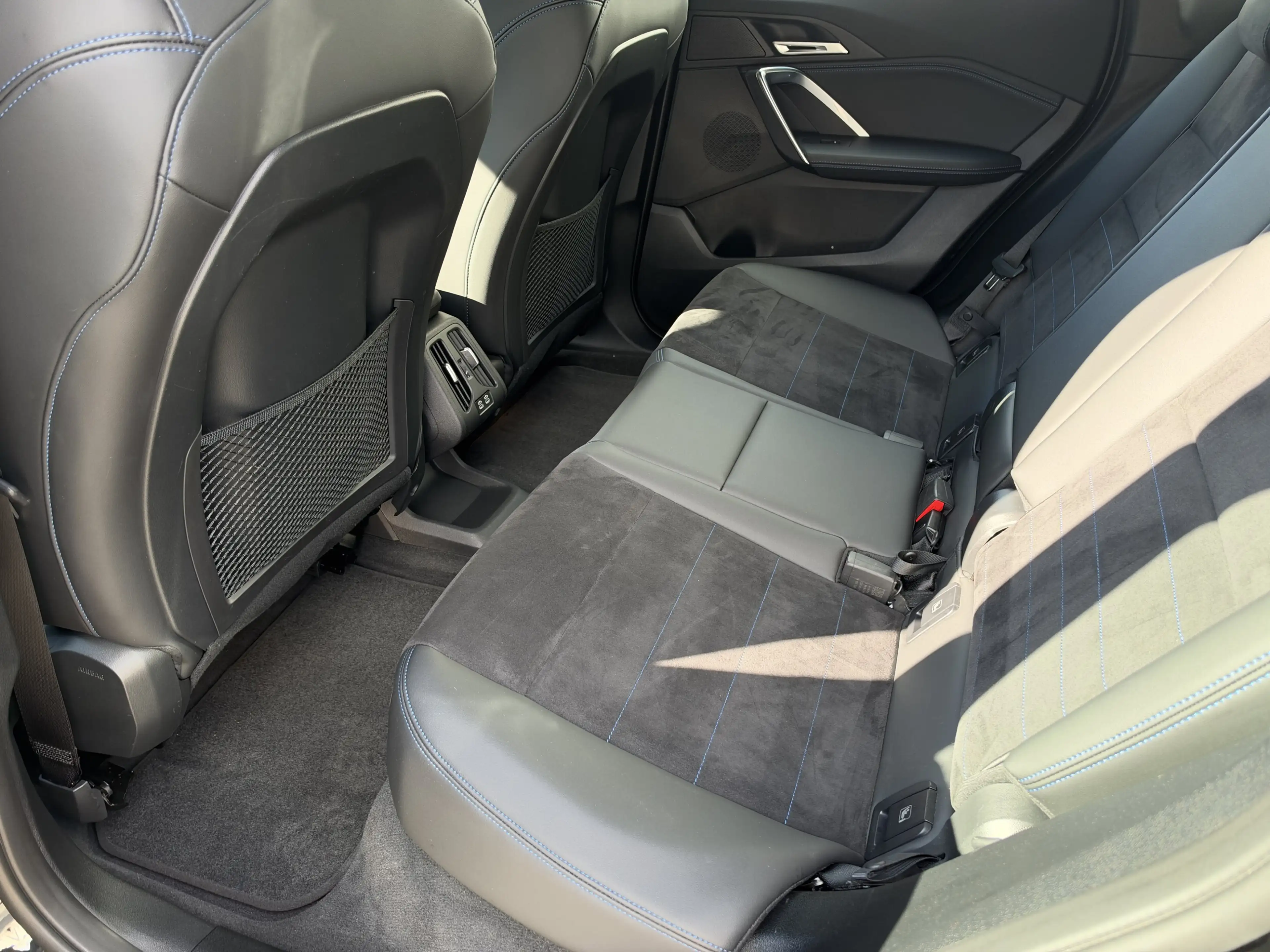 BMW iX1 xDrive30 — photo 10