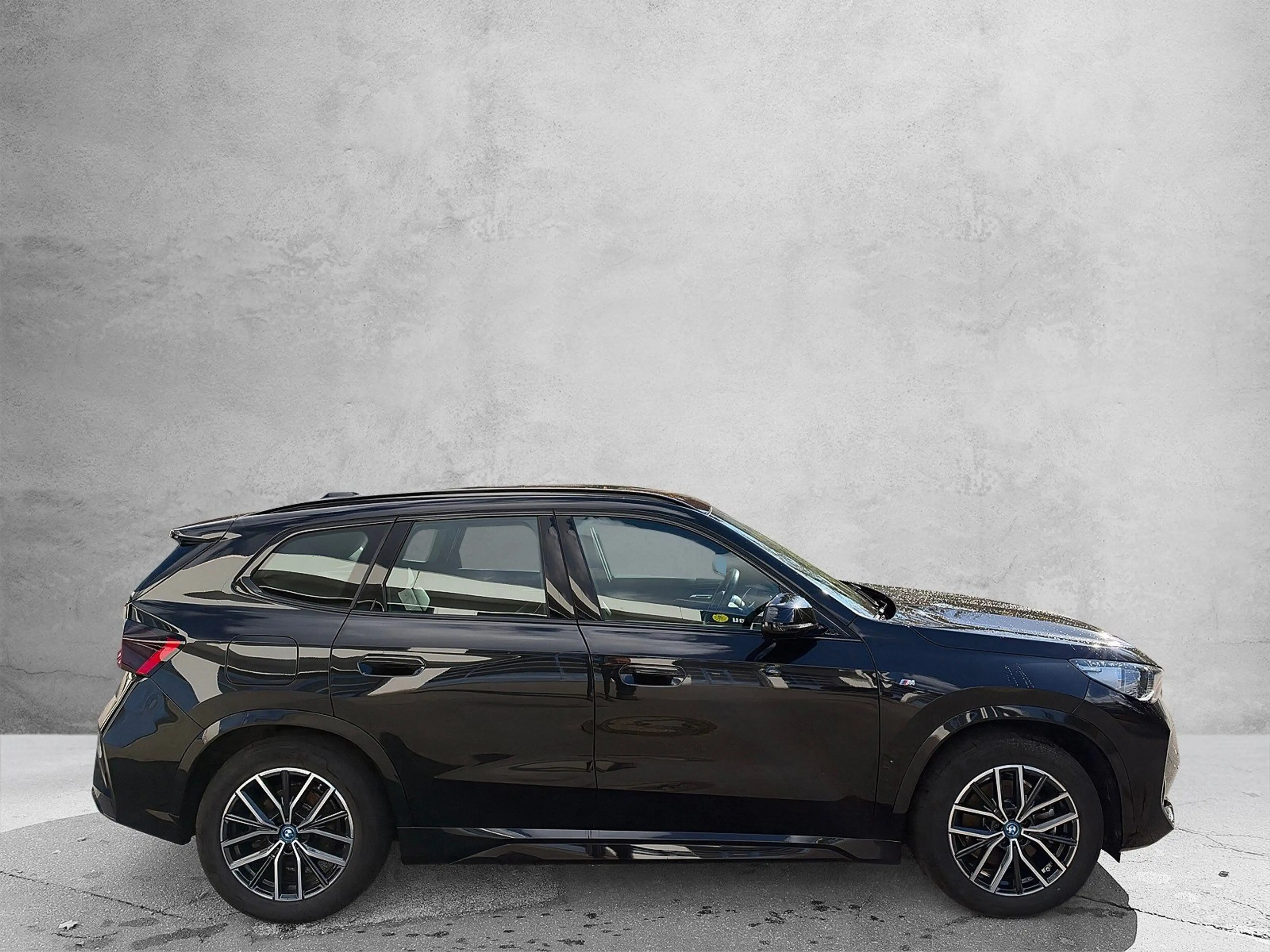 BMW iX1 xDrive30 — photo 4