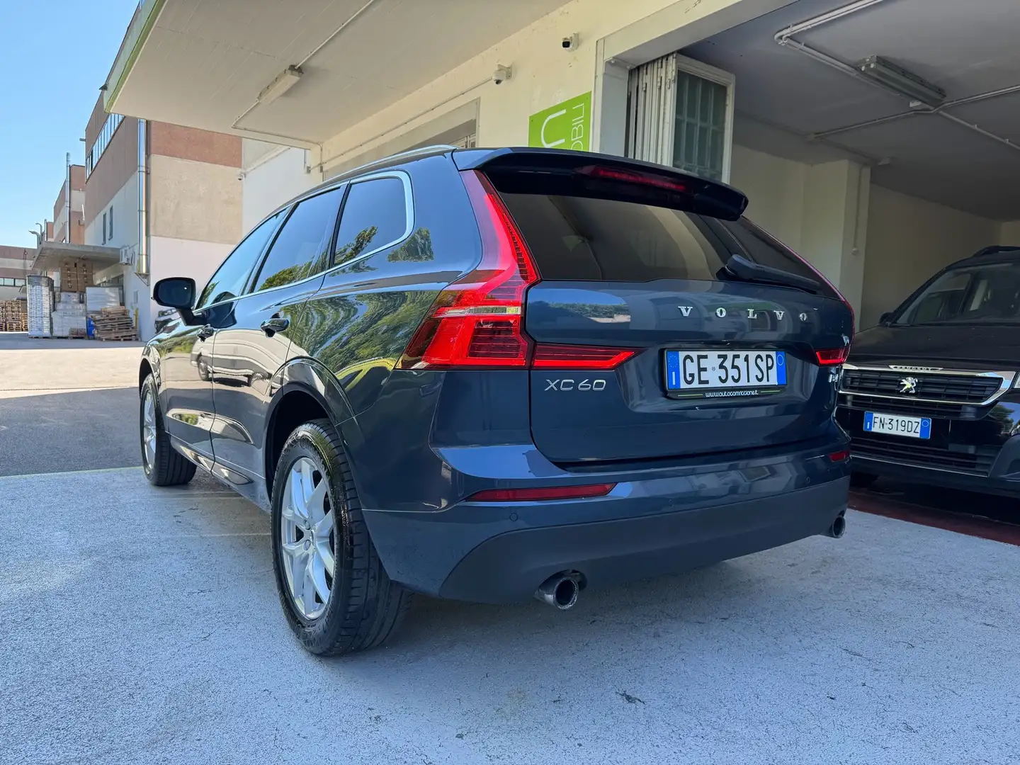 Volvo XC60 2.0 b4 Momentum Pro AWD GEARTRONIC UNIPROPRIETA' Grigio - 2