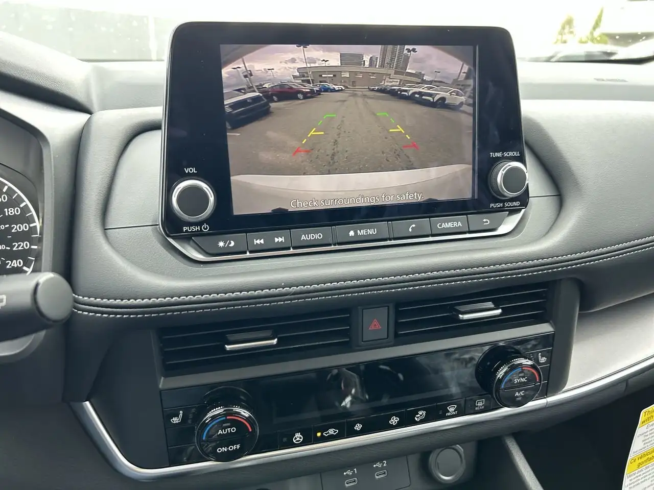 Nissan Rogue снимка Nissan Rogue
