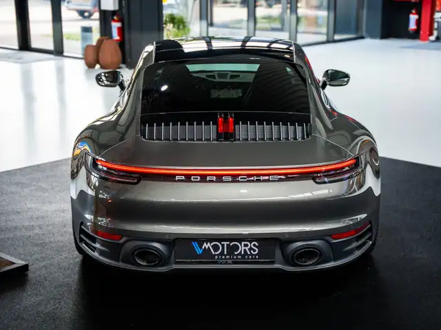 Porsche 911 view 4