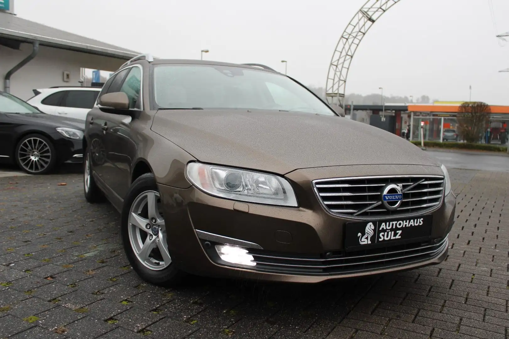 Volvo V70 Kombi D4 Inscription/Auto./Leder/Navi/AHK Bruin - 1