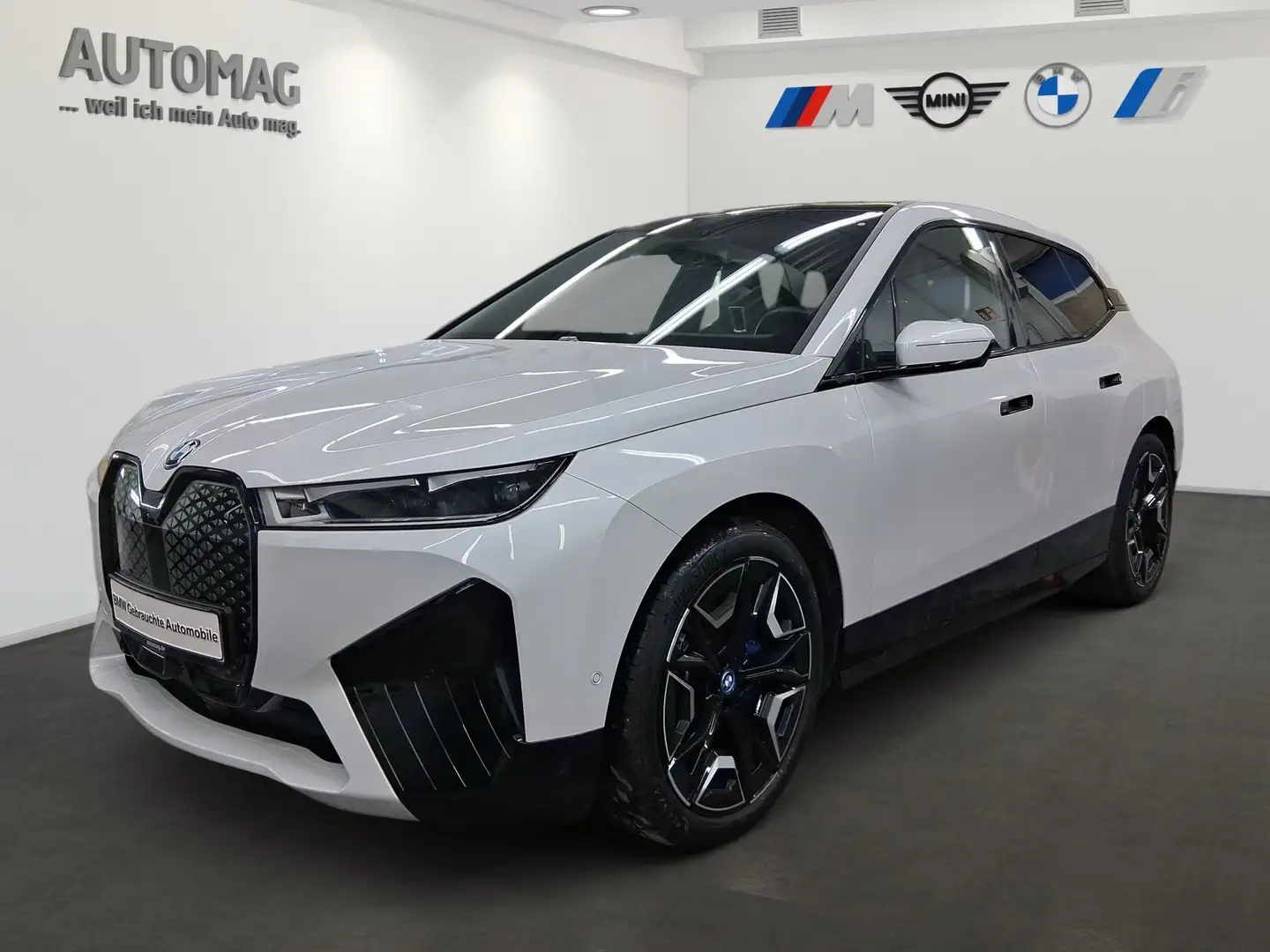 BMW iX xDrive40 DrivAssProf*ParkAssProf*Panorama*AHK* Blanc - 1