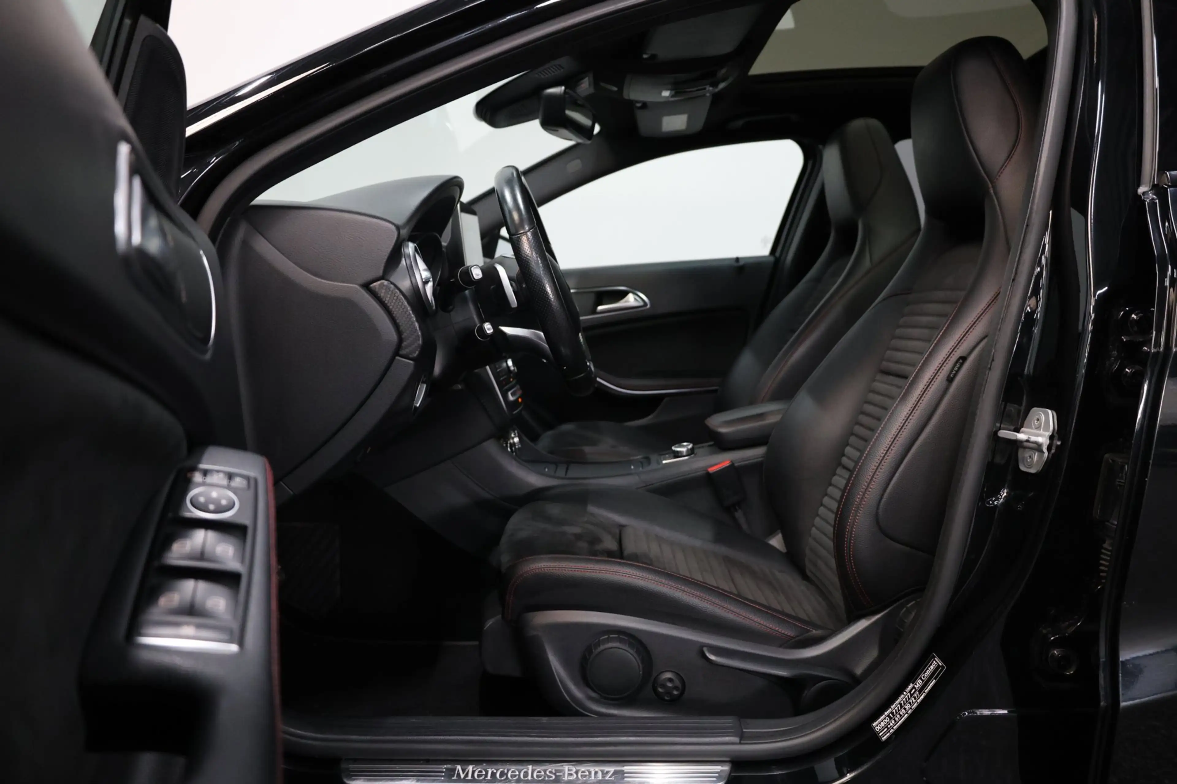 Mercedes-Benz A 180 AMG Night Edition Plus LED/PANORAMADAK/ALCANTARA+S — photo 11