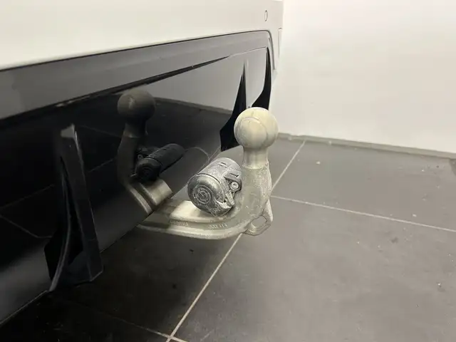BMW 3 Series view 15