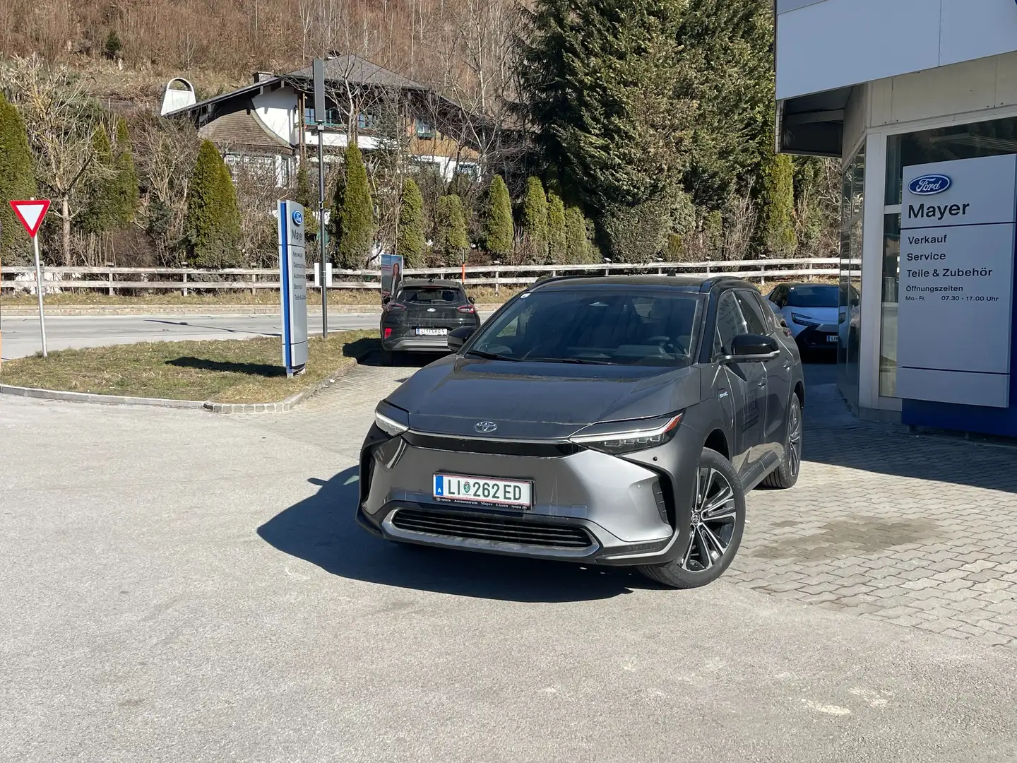 Toyota bZ4X Allrad 71,4kWh Aut.4WD Comfort&Executive Paket Grau - 2