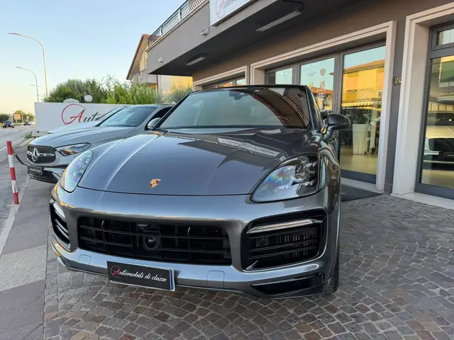 Porsche Cayenne view 4