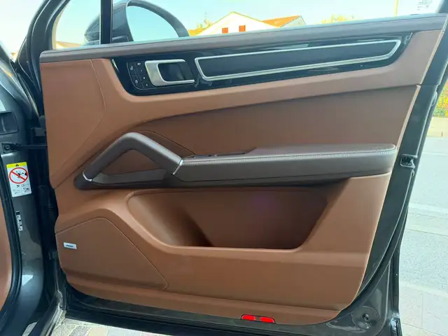 Porsche Cayenne view 13