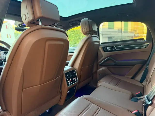 Porsche Cayenne view 12