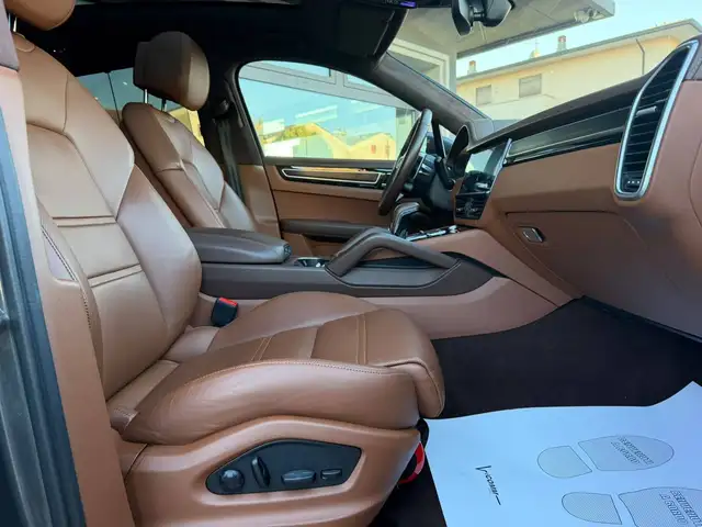 Porsche Cayenne view 11