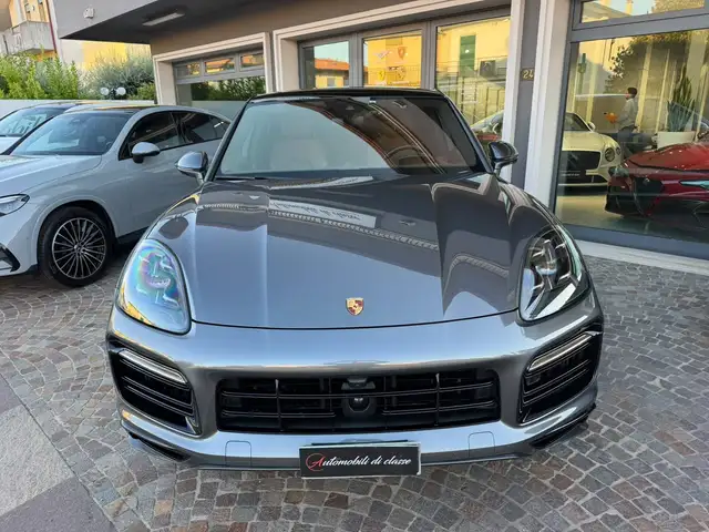 Porsche Cayenne view 3
