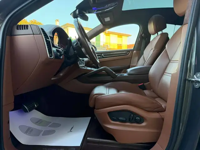 Porsche Cayenne view 17