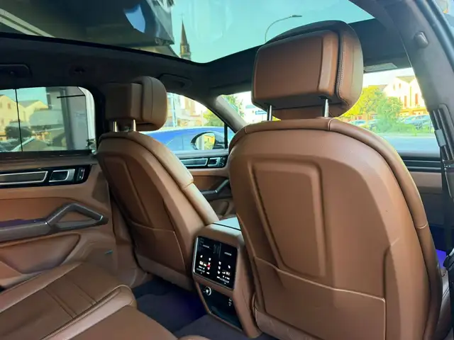 Porsche Cayenne view 14