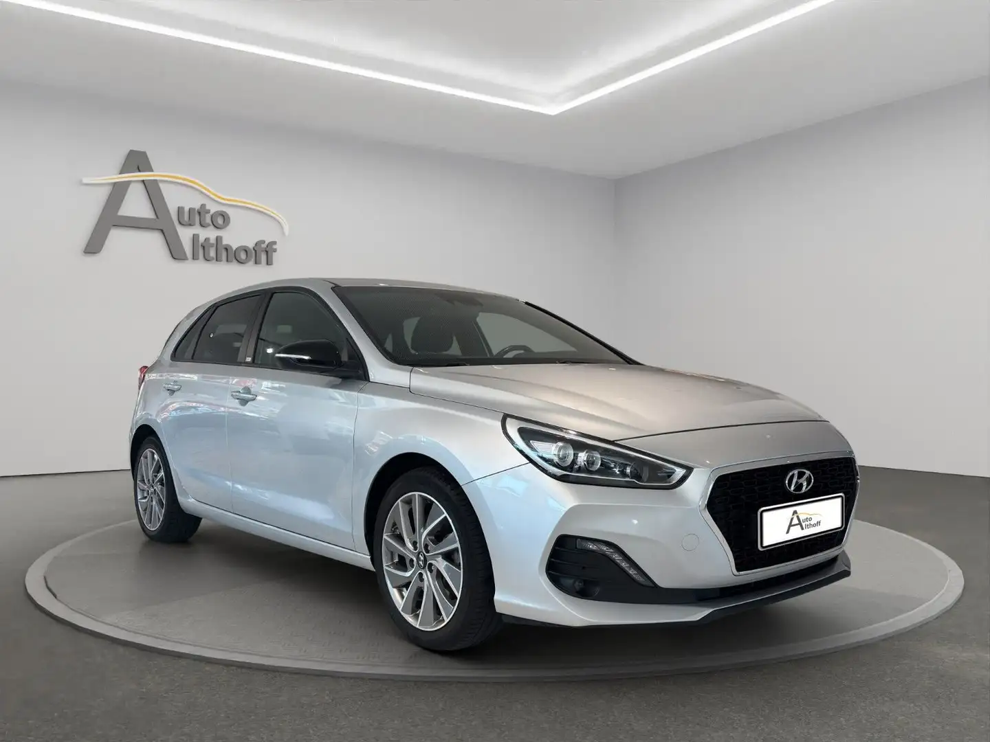 Hyundai i30 AUTOMATIK DSG AHK LED PARK KAM NAV TEMP SHZ Silber - 1