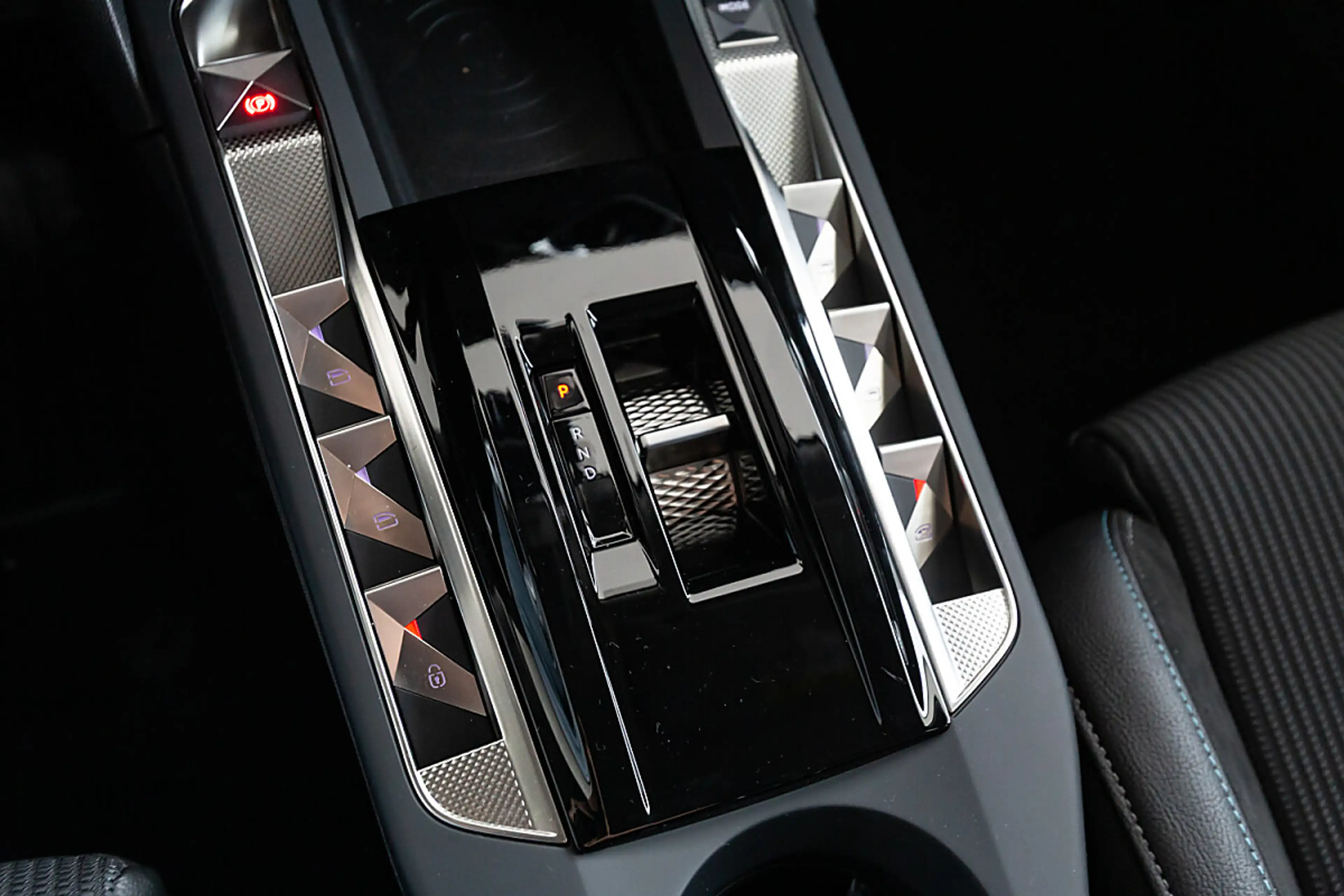 DS Automobiles DS 3 DS3 Hybrid 145 eDCT-6 Maison Sarah Lavoine — photo 10