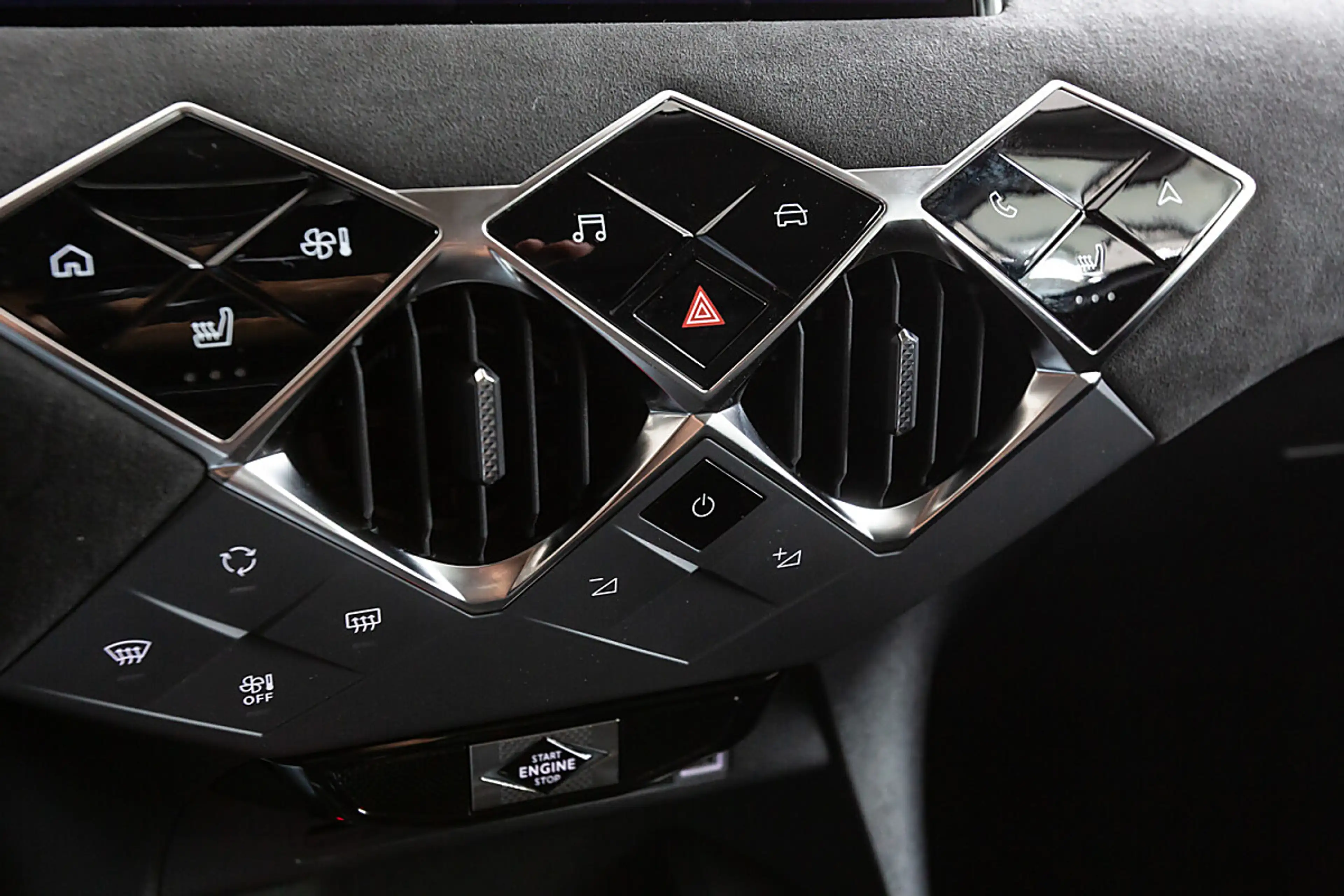 DS Automobiles DS 3 DS3 Hybrid 145 eDCT-6 Maison Sarah Lavoine — photo 9