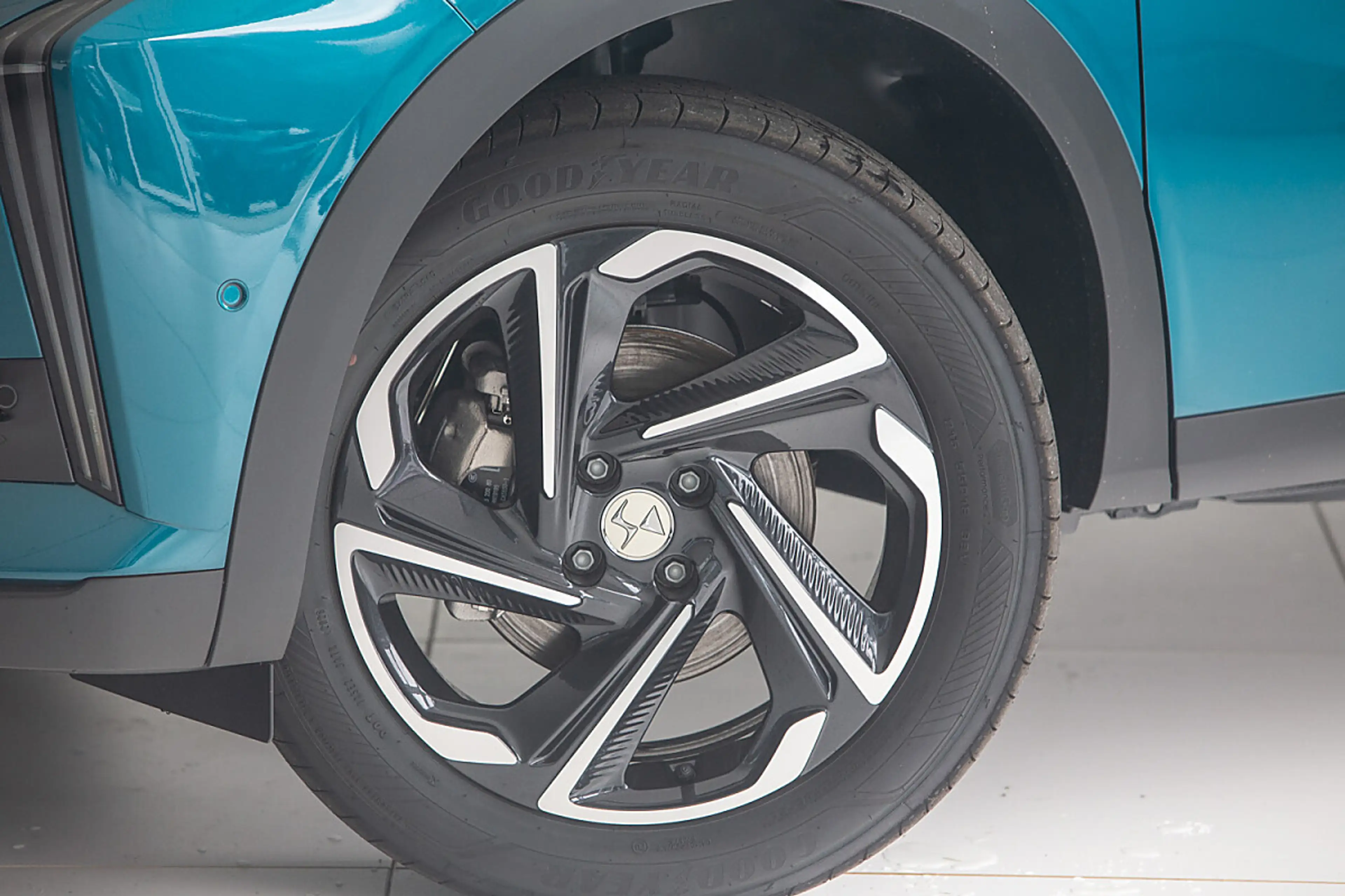 DS Automobiles DS 3 DS3 Hybrid 145 eDCT-6 Maison Sarah Lavoine — photo 4