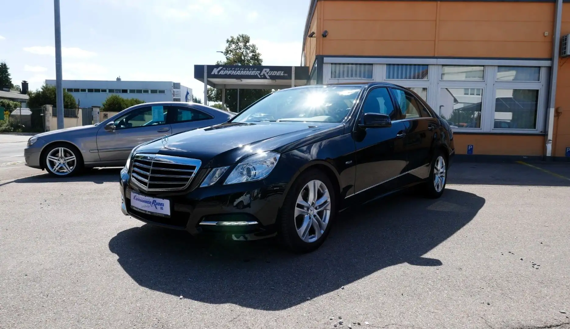 Mercedes-Benz E 200 CGI AVANTGARDE/AUTOMATIK/PTS/SHZ Schwarz - 1