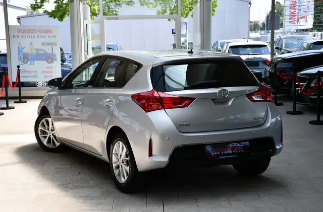 Toyota Auris view 4