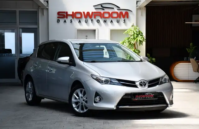Toyota Auris view 3