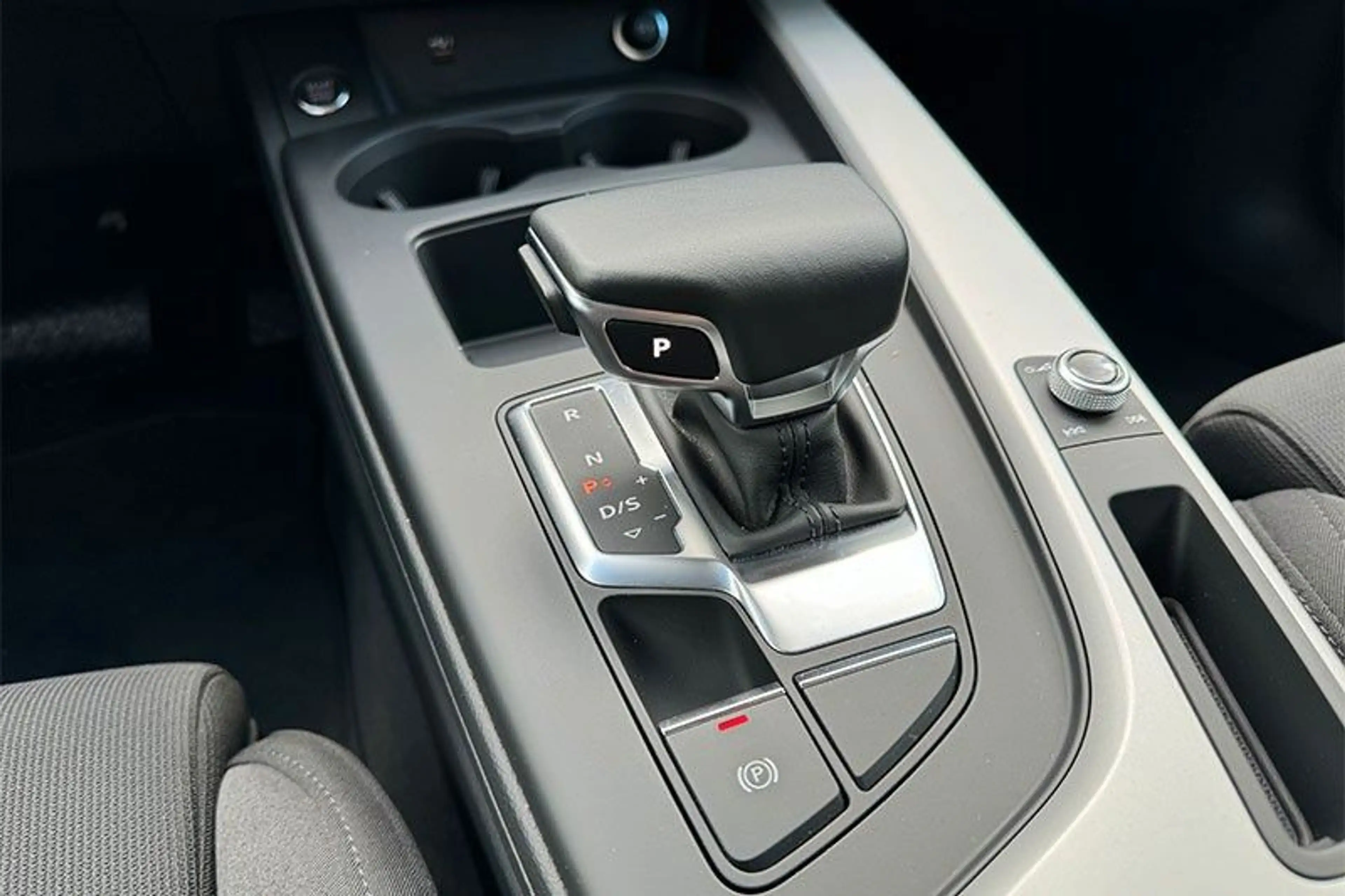 Audi A4 Avant 45 TFSI quattro S line — photo 12